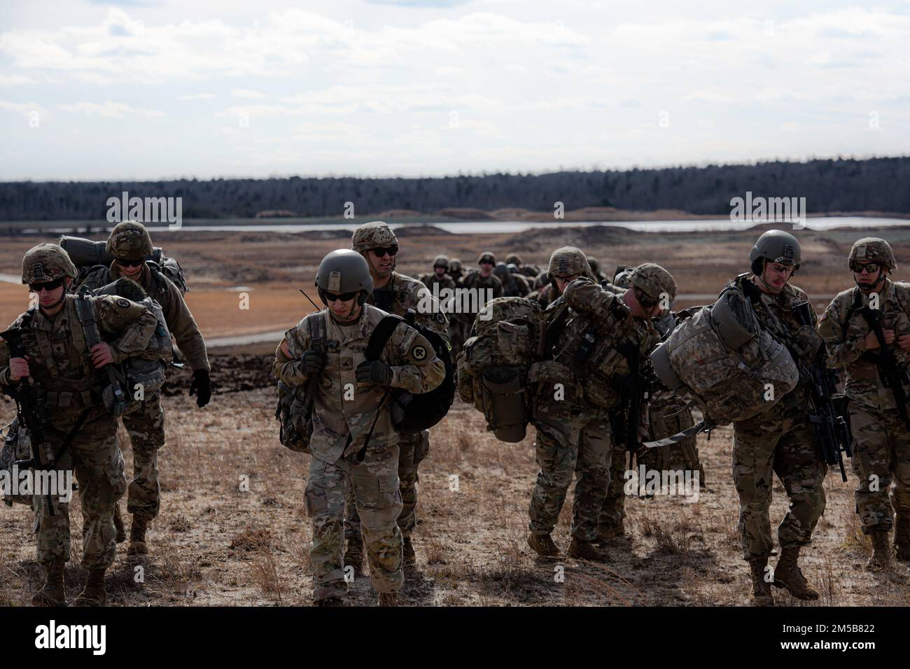 I soldati con la Compagnia A della Guardia Nazionale dell'Esercito del New Jersey, 1st battaglione, 114th Fanteria (Assalto aereo) conducono un addestramento di assalto aereo sulla base congiunta McGuire-Dix-Lakehurst, N.J., 18 febbraio 2022. Questo training viene eseguito per mettere in pratica le tecniche di inserimento dell'aria e collegare le procedure da utilizzare nell'Exportable Combat Training Capability Program della prossima Guardia nazionale dell'esercito e presso il Joint Readiness Training Center. Foto Stock