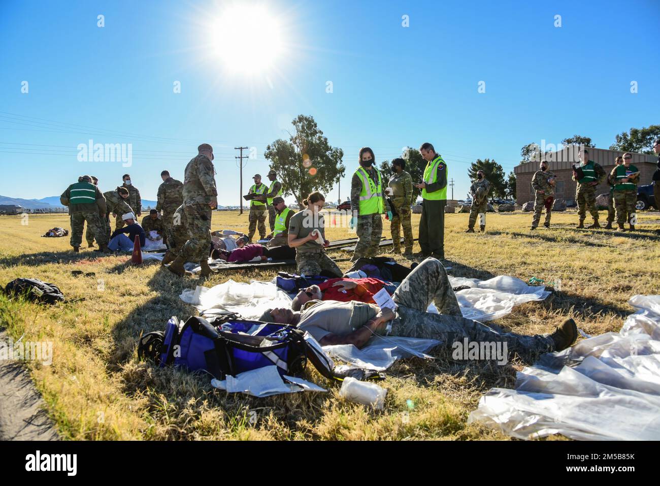 STATI UNITI I militari assegnati al 355th Medical Group partecipano a Ready Eagle alla base dell'aeronautica di Davis-Monthan, Arizona, 18 febbraio 2022. Lo scopo di questo esercizio era di seguire procedure simulate per un incidente di massa e una risposta chimica o biologica a un disastro in preparazione di uno scenario reale. Foto Stock