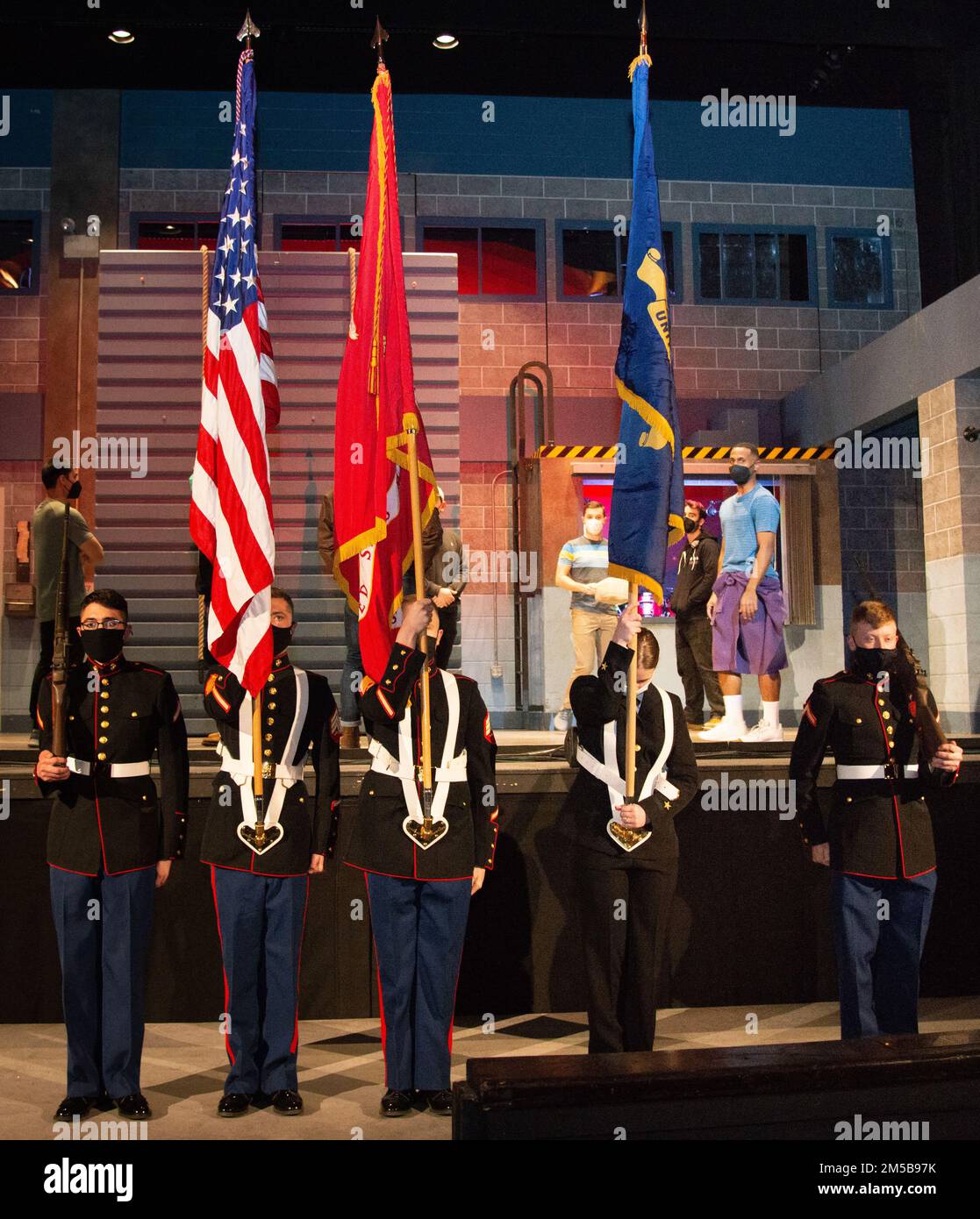 I membri della Marine Corps Detachment Newport Color Guard and Officer Candidate School (OCS) studenti della Naval Station Newport, Rhode Island, hanno fatto una prova prima della loro esibizione al Providence Performing Arts Center (PPAC) la sera di apertura di “An Officer and a Gentleman”, febbraio 18. Il PPAC è un locale da 3100 posti, di classe mondiale, situato nel cuore del quartiere delle arti e dei divertimenti di Providence; è il secondo teatro più grande del paese. Foto Stock