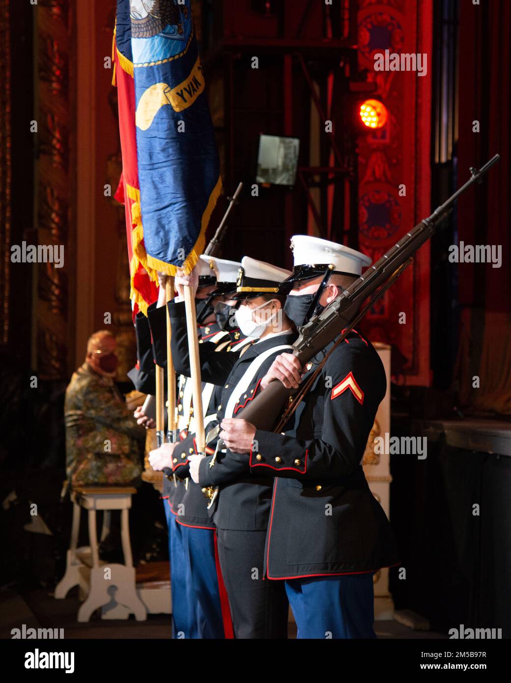 NEWPORT, RI. (18 febbraio 2022) i membri del Marine Corps Detachment Newport Color Guard and Officer Candidate School (OCS) studenti della Naval Station Newport, Rhode Island, si esibiscono presso il Providence Performing Arts Center (PPAC) la notte di apertura di “An Officer and a Gentleman”, 18 febbraio. Il PPAC è un locale da 3100 posti, di classe mondiale, situato nel cuore del quartiere delle arti e dei divertimenti di Providence; è il secondo teatro più grande del paese. Foto Stock
