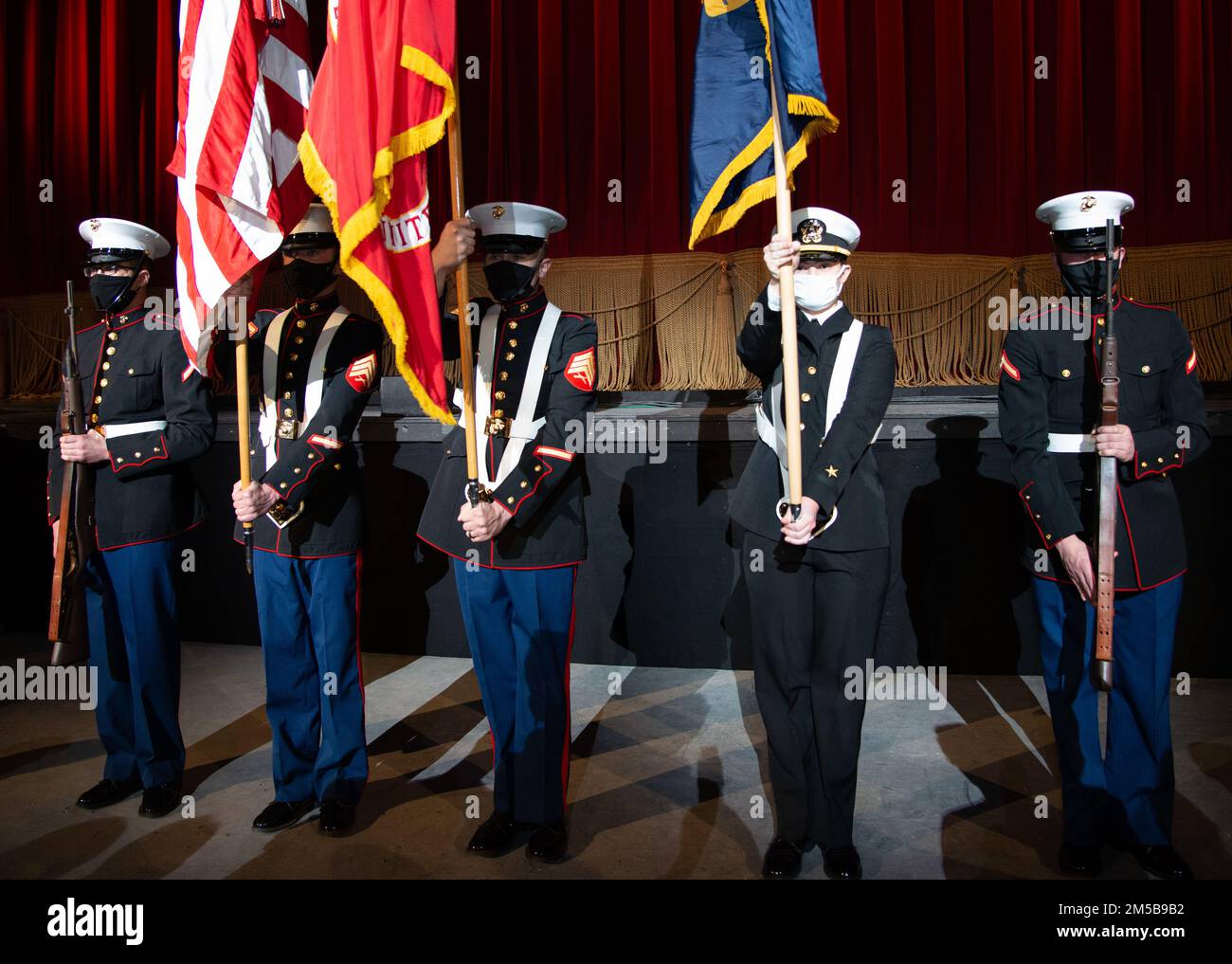 NEWPORT, RI. (18 febbraio 2022) i membri del Marine Corps Detachment Newport Color Guard and Officer Candidate School (OCS) studenti della Naval Station Newport, Rhode Island, si esibiscono presso il Providence Performing Arts Center (PPAC) la notte di apertura di “An Officer and a Gentleman”, 18 febbraio. Il PPAC è un locale da 3100 posti, di classe mondiale, situato nel cuore del quartiere delle arti e dei divertimenti di Providence; è il secondo teatro più grande del paese. Foto Stock