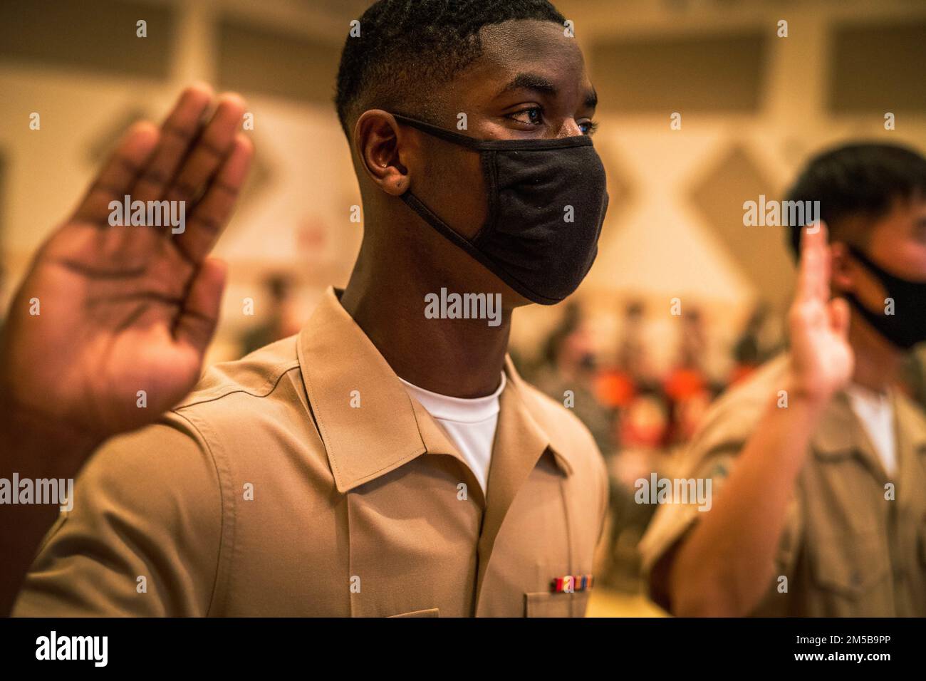 STATI UNITI Alex-Earl Wilson, un tecnico di assistenza idrica con 9th Engineer Support Battalion, 3D Marine Logistics Group, recita il giuramento di Allegiance durante una cerimonia di naturalizzazione ospitata presso il Camp Foster Community Center a Camp Foster, Okinawa, Giappone, 18 febbraio 2022. Un totale di 17 membri del servizio e personale dell'accordo sullo stato delle forze di 13 paesi giurarono il giuramento di Allegiance e ricevettero i loro certificati di naturalizzazione per diventare cittadini degli Stati Uniti. La naturalizzazione è il processo mediante il quale la cittadinanza degli Stati Uniti viene concessa ad un cittadino straniero dopo che egli ha soddisfatto il requisito Foto Stock