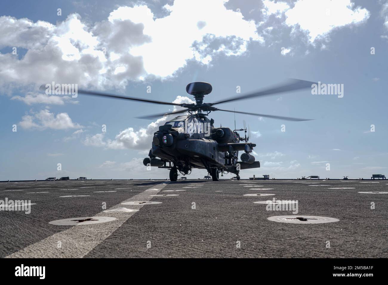 OCEANO PACIFICO (18 febbraio 2022) un'Armata AH-64 Apache Longbow, attaccata a Un reggimento dell'aviazione CO 2-25th, atterra sul ponte di volo della nave di sbarco anfibio di Harpers Ferry USS Pearl Harbor (LSD 52), nell'Oceano Pacifico, 18 febbraio 2022. Marinai e marines dell'Essex Amphhibious Ready Group (ARG) e dell'unità marittima di spedizione 11th (MEU) stanno conducendo operazioni di routine nella flotta degli Stati Uniti 3rd. Foto Stock