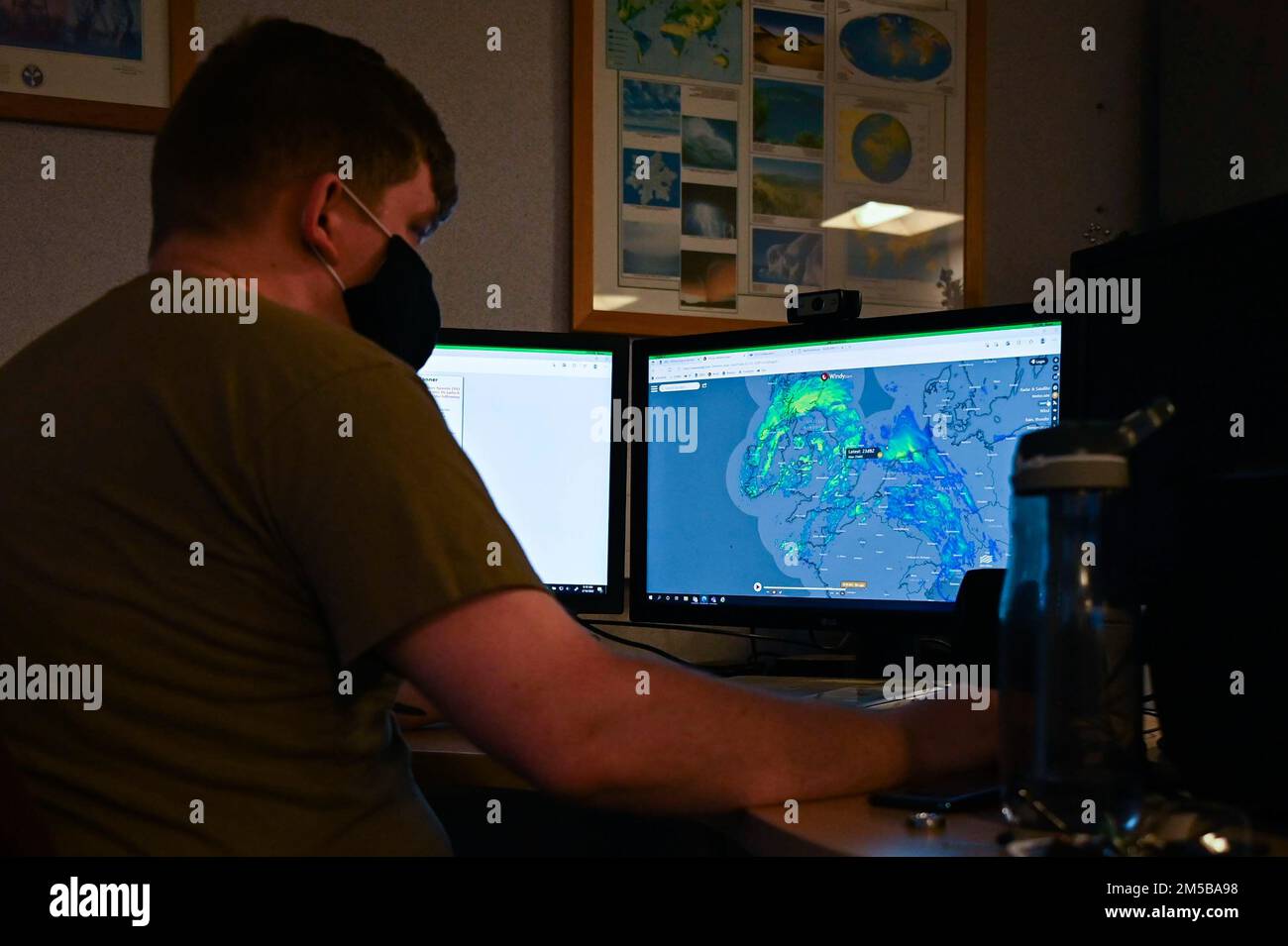 STATI UNITI Jeremy Pence, 100th Operations Security Squadron Weather Technician, osserva i modelli meteorologici che influiscono sull'Inghilterra sudorientale, Royal Air Force Mildenhall, Inghilterra, 18 febbraio 2021. Le raffiche di vento hanno raggiunto un picco di 73 mph durante Storm Eunice. Foto Stock