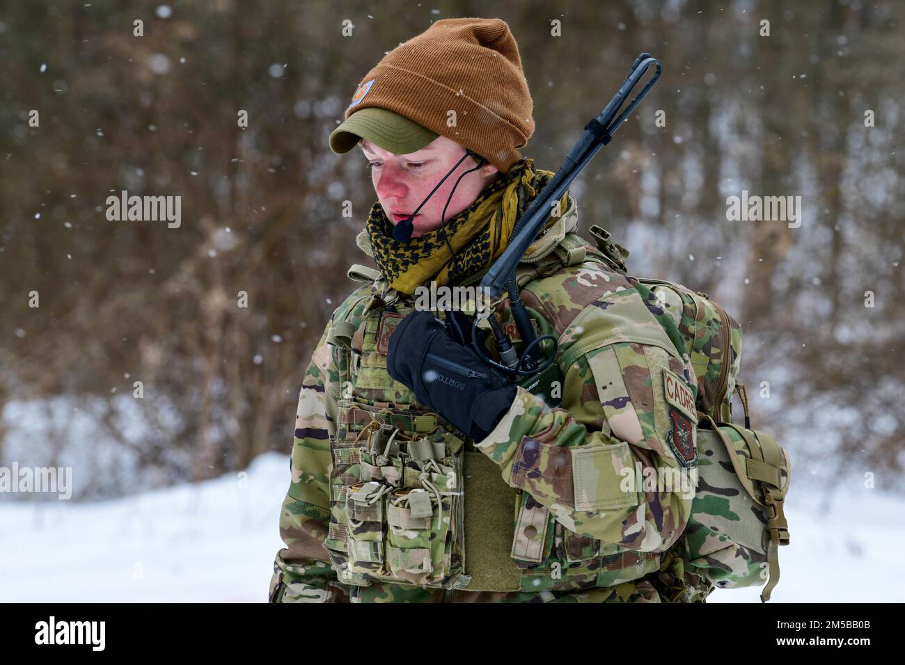 Staff Sgt. Sydney Whiteis, un difensore con lo Squadrone delle forze di sicurezza del 934th, con sede a Minneapolis-St Paul Air Reserve Station, ascolta la sua radio mentre i suoi studenti del corso integrato sulla leadership nella difesa assaltano una posizione di forza avversaria al Camp James A. Garfield Joint Military Training Center, 18 febbraio 2022. Whiteis è stato membro del cadre durante l'IDLC, un'intensa esperienza di apprendimento pratica di due settimane, progettata per aiutare i difensori della Reserve a raggiungere e mantenere la preparazione al combattimento. (STATI UNITI Foto Air Force/Eric M. White) Foto Stock