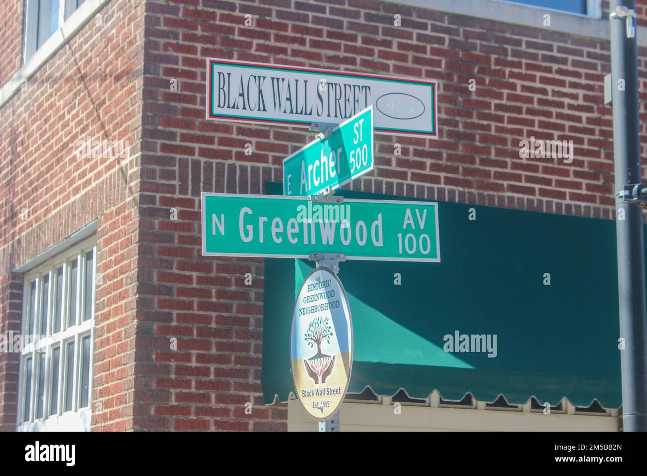 Il cartello all'incrocio tra Archer Street e Greenwood Avenue segna la storica Black Wall Street a Tulsa, Oklahoma, 18 febbraio 2022. “Black Wall Street” fu il soprannome dato per la prima volta al quartiere di Greenwood a Tulsa durante i primi anni del 20th° secolo a causa del suo eccezionale successo finanziario come comunità nera. Foto Stock