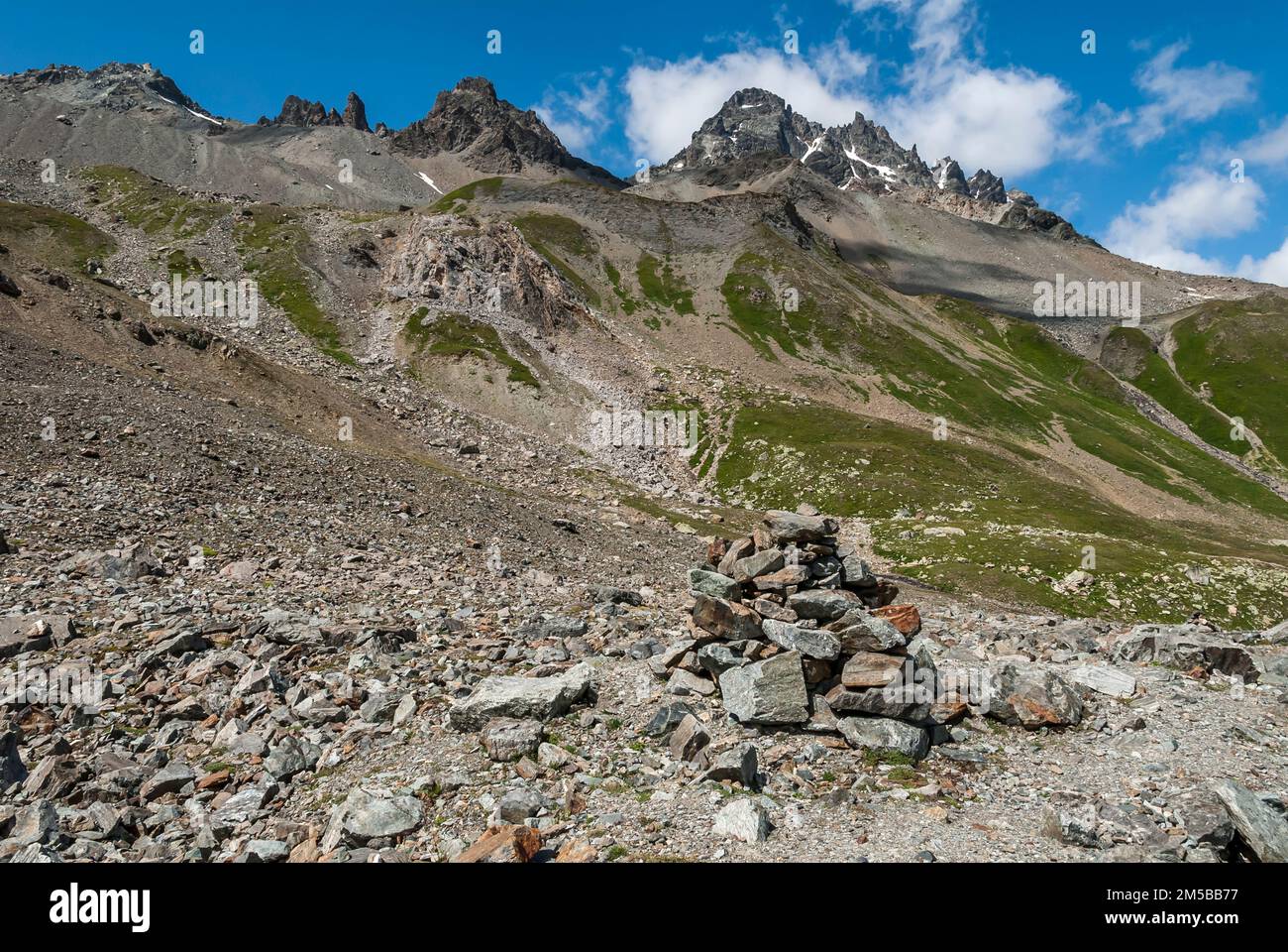 Immagine panoramica generale guardando verso il Monte Fluchthorn a 3399m la vetta più alta dei monti Silvretta da vicino al Club Alpino Tedesco DAV Sektion Heidelberg proprietà Heidelburger Hut nel gruppo di Alpi Silvretta sopra il villaggio di Galtuer nel Tirolo austriaco. La capanna ha la particolarità di essere un bizzarro geografico dovuto al fatto che si tratta di una capanna del Club Alpino tedesco situata in Svizzera che viene servita da Galtuer in Austria Foto Stock