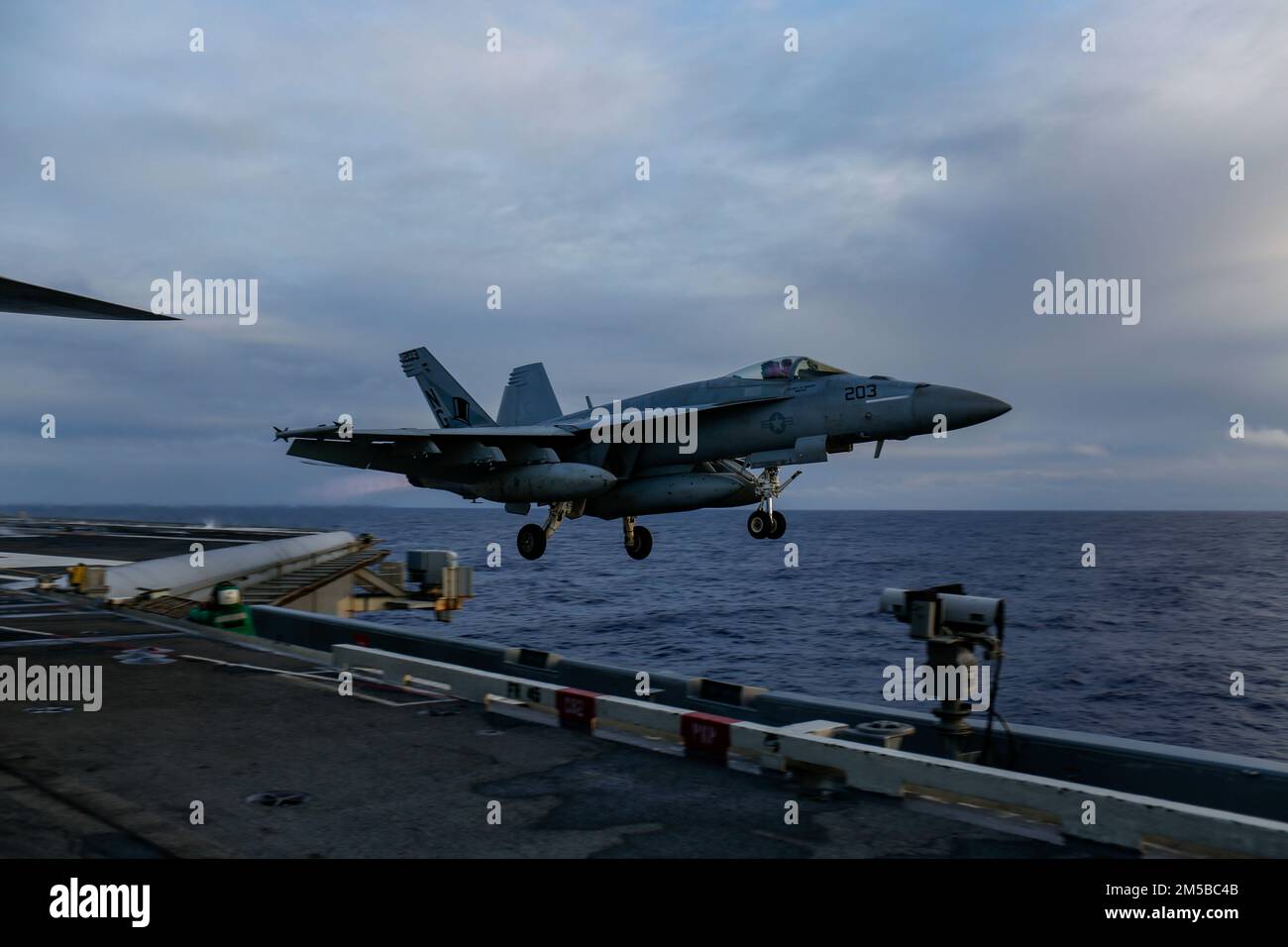 MARE DELLE FILIPPINE (19 febbraio 2022) un F/A-18E Super Hornet, assegnato ai 'Tophatters' di Strike Fighter Squadron (VFA) 14, lancia dal ponte di volo della portaerei di classe Nimitz USS Abraham Lincoln (CVN 72). Abraham Lincoln Strike Group è in fase di implementazione pianificata nell'area delle operazioni della flotta 7th degli Stati Uniti per migliorare l'interoperabilità attraverso alleanze e partnership e al tempo stesso fungere da forza di risposta pronta a sostegno di una regione indomPacifico libera e aperta. Foto Stock