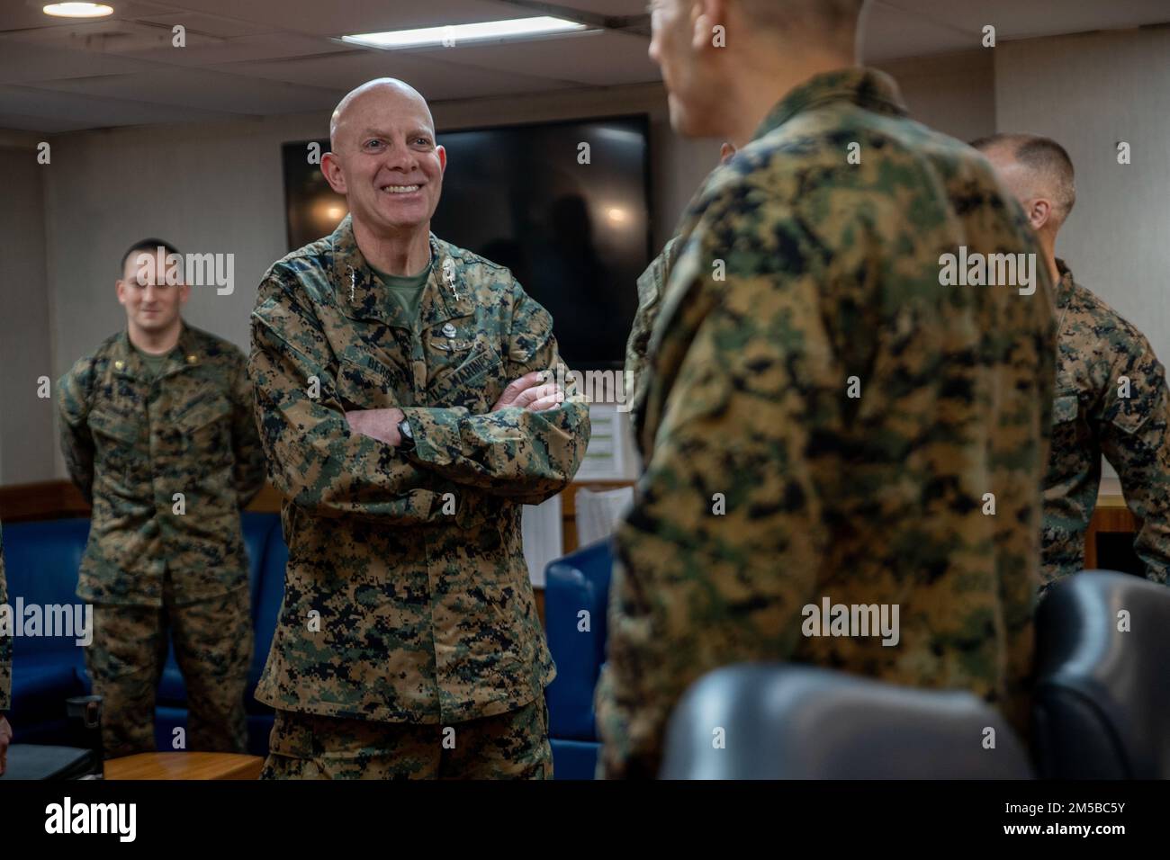 PEARL HARBOR (20 FEBBRAIO 2022) USA David Berger, a sinistra, il comandante del corpo dei Marine, parla con un Marine assegnato alla 11th Marine Expeditionary Unit (MEU), durante una visita distinta a bordo della nave d'assalto anfibio di classe Wasp USS Essex (LHD 2), 20 febbraio 2022. I marinai e i marines dell'Essex Amphhibious Ready Group (ARG) e del 11th MEU visitano la base comune Pearl Harbor-Hickam mentre operano nella flotta degli Stati Uniti 3rd. Foto Stock