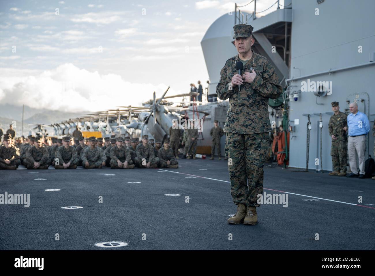 PEARL HARBOR (20 FEBBRAIO 2022) USA David Berger, il comandante del corpo dei Marine, parla ai Marines e ai marinai assegnati all'unità di spedizione marina (MEU) del 11th, durante una visita distinta a bordo della nave d'assalto anfibia di classe Wasp USS Essex (LHD 2), 20 febbraio 2022. I marinai e i marines dell'Essex Amphhibious Ready Group (ARG) e del 11th MEU visitano la base comune Pearl Harbor-Hickam mentre operano nella flotta degli Stati Uniti 3rd. Foto Stock