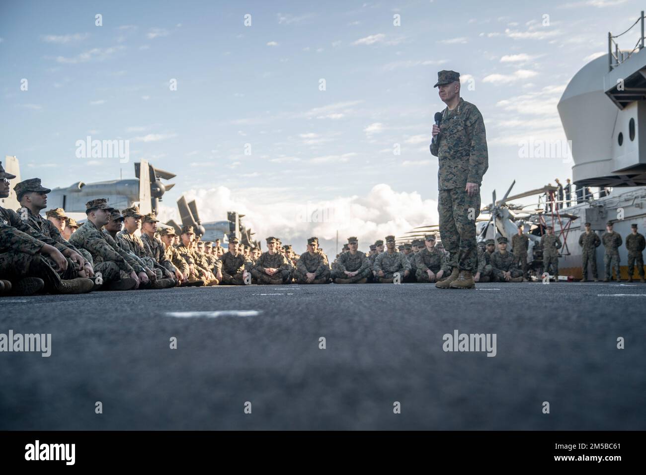 PEARL HARBOR (20 FEBBRAIO 2022) USA David Berger, il comandante del corpo dei Marine, parla ai Marines e ai marinai assegnati all'unità di spedizione marina (MEU) del 11th, durante una visita distinta a bordo della nave d'assalto anfibia di classe Wasp USS Essex (LHD 2), 20 febbraio 2022. I marinai e i marines dell'Essex Amphhibious Ready Group (ARG) e del 11th MEU visitano la base comune Pearl Harbor-Hickam mentre operano nella flotta degli Stati Uniti 3rd. Foto Stock