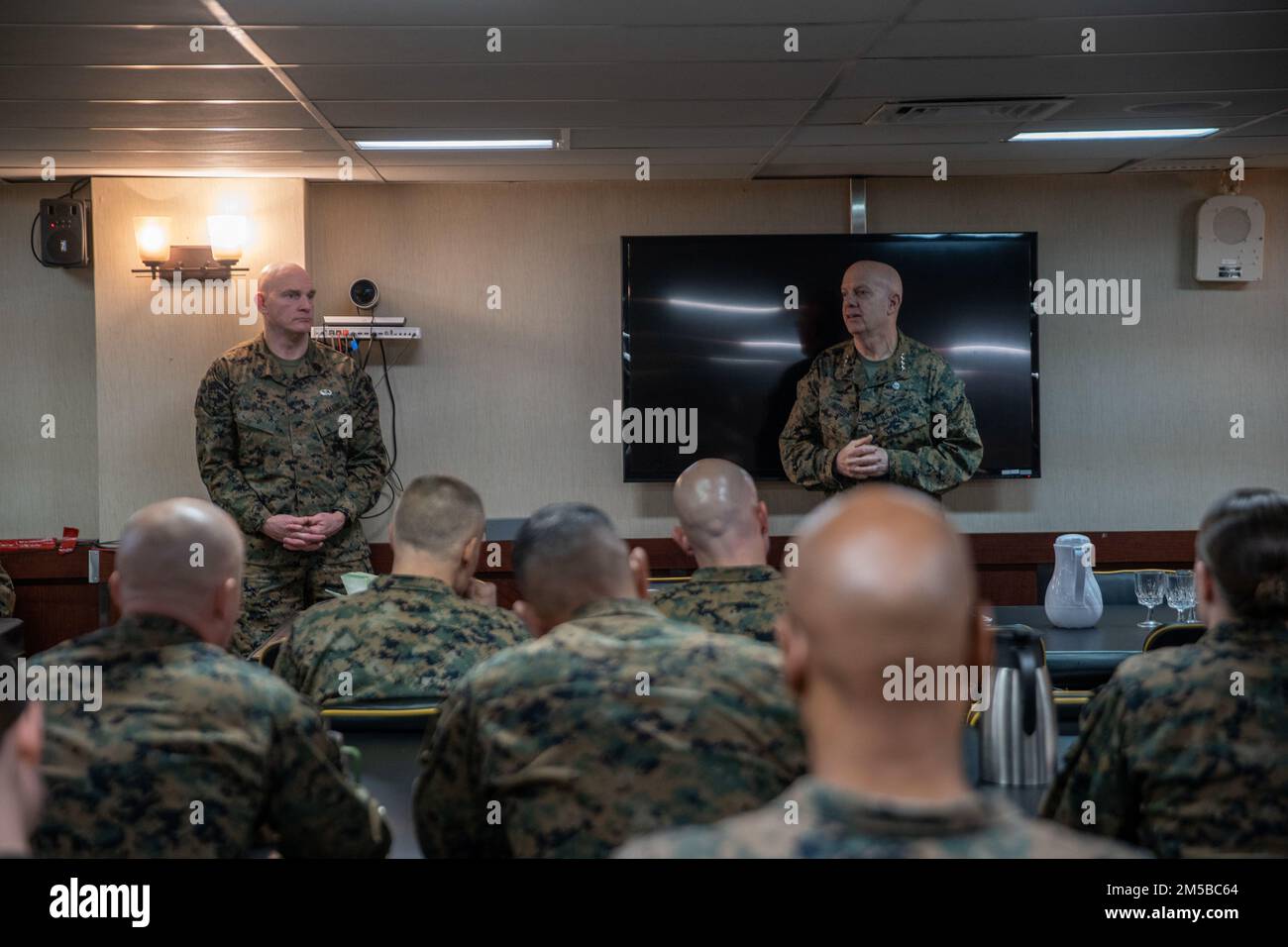 PEARL HARBOR (20 FEBBRAIO 2022) USA Corpo Marino Gen. David Berger, destra, il Comandante del corpo Marino, Troy Black, il maggiore Sergente del corpo Marino, si rivolge a Marines e marinai assegnati a 11th unità di spedizione marina (MEU), durante una visita distinta a bordo di una nave d'assalto anfibia di classe Wasp USS Essex (LHD 2), 20 febbraio 2022. I marinai e i marines dell'Essex Amphhibious Ready Group (ARG) e del 11th MEU visitano la base comune Pearl Harbor-Hickam mentre operano nella flotta degli Stati Uniti 3rd. Foto Stock
