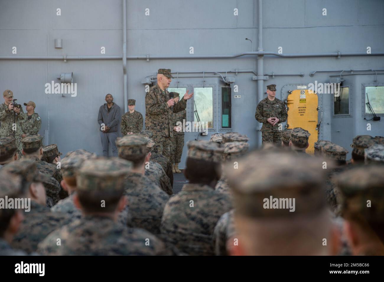 PEARL HARBOR (20 FEBBRAIO 2022) USA David Berger, il comandante del corpo dei Marine, parla ai Marines e ai marinai assegnati all'unità di spedizione marina (MEU) del 11th, durante una visita distinta a bordo della nave d'assalto anfibia di classe Wasp USS Essex (LHD 2), 20 febbraio 2022. I marinai e i marines dell'Essex Amphhibious Ready Group (ARG) e del 11th MEU visitano la base comune Pearl Harbor-Hickam mentre operano nella flotta degli Stati Uniti 3rd. Foto Stock