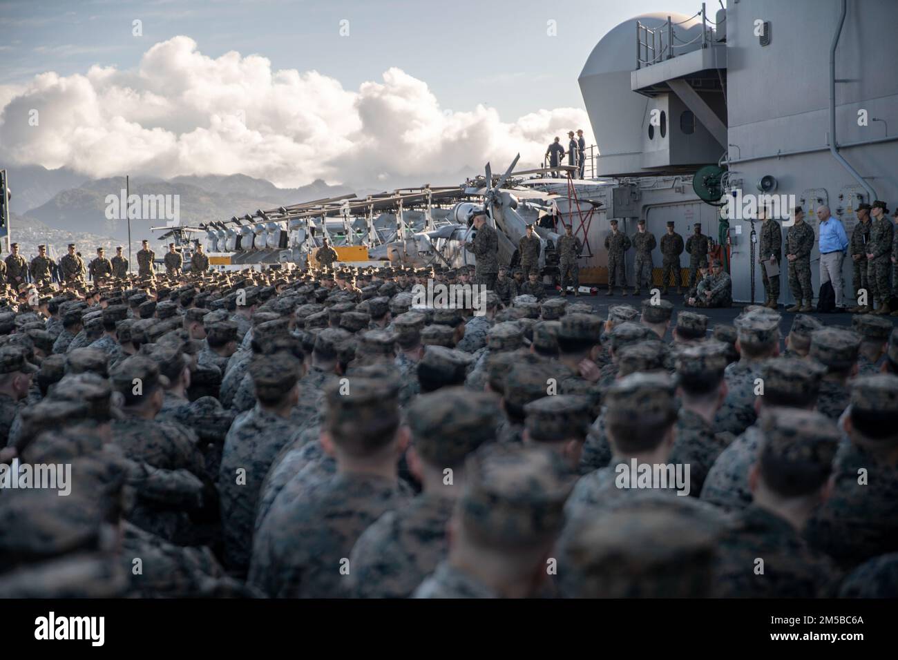 PEARL HARBOR (20 FEBBRAIO 2022) USA David Berger, il comandante del corpo dei Marine, parla ai Marines e ai marinai assegnati all'unità di spedizione marina (MEU) del 11th, durante una visita distinta a bordo della nave d'assalto anfibia di classe Wasp USS Essex (LHD 2), 20 febbraio 2022. I marinai e i marines dell'Essex Amphhibious Ready Group (ARG) e del 11th MEU visitano la base comune Pearl Harbor-Hickam mentre operano nella flotta degli Stati Uniti 3rd. Foto Stock