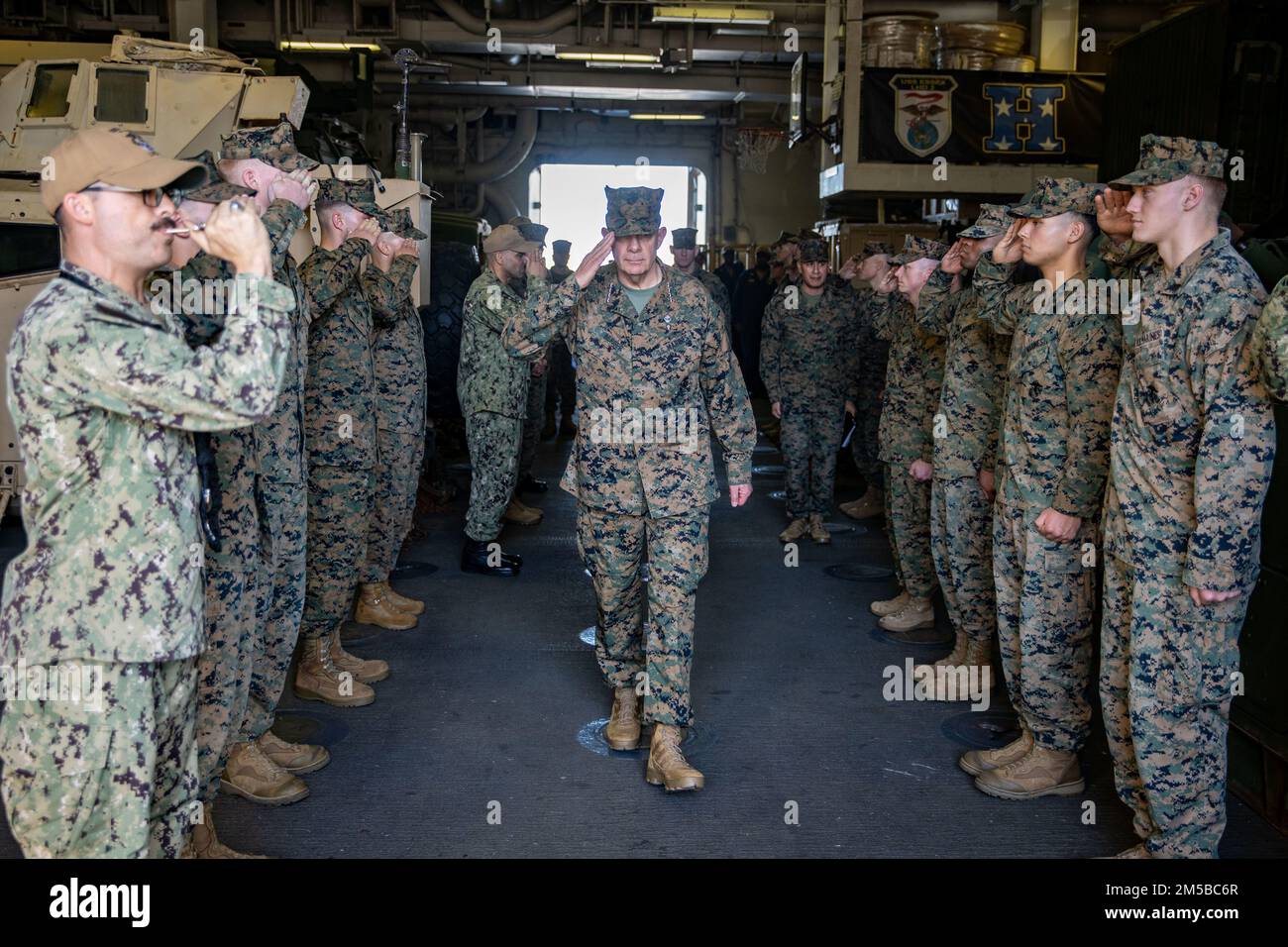 PEARL HARBOR (20 FEBBRAIO 2022) USA David Berger, il comandante del corpo dei Marine, parte dalla nave d'assalto anfibio di classe Wasp USS Essex (LHD 2), 20 febbraio 2022. I marinai e i marines dell'Essex Amphhibious Ready Group (ARG) e del 11th MEU visitano la base comune Pearl Harbor-Hickam mentre operano nella flotta degli Stati Uniti 3rd. Foto Stock