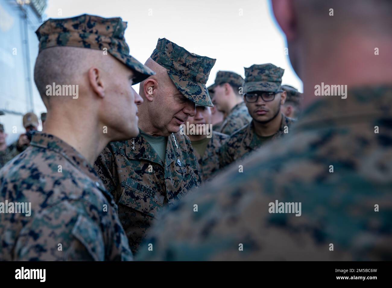 PEARL HARBOR (20 FEBBRAIO 2022) USA David Berger, il comandante del corpo dei Marine, e il Colonnello James Lively, comandante, 11th Marine Expeditionary Unit, ascolta le domande dei Marines e dei marinai del 11th MEU, durante una visita distinta a bordo della nave d'assalto anfibio di classe Wasp USS Essex (LHD 2), 20 febbraio 2022. I marinai e i marines dell'Essex Amphhibious Ready Group (ARG) e del 11th MEU visitano la base comune Pearl Harbor-Hickam mentre operano nella flotta degli Stati Uniti 3rd. Foto Stock