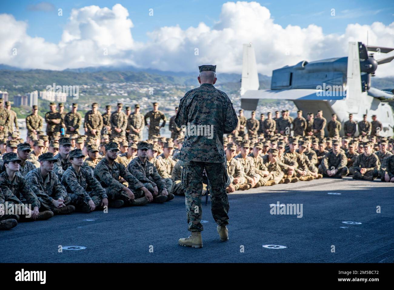 PEARL HARBOR (20 FEBBRAIO 2022) USA David Berger, il comandante del corpo dei Marine, parla a Marines e ai marinai con l'unità di spedizione marina (MEU) del 11th, durante una visita distinta a bordo della nave d'assalto anfibia di classe Wasp USS Essex (LHD 2), 20 febbraio 2022. I marinai e i marines dell'Essex Amphhibious Ready Group (ARG) e del 11th MEU visitano la base comune Pearl Harbor-Hickam mentre operano nella flotta degli Stati Uniti 3rd. Foto Stock