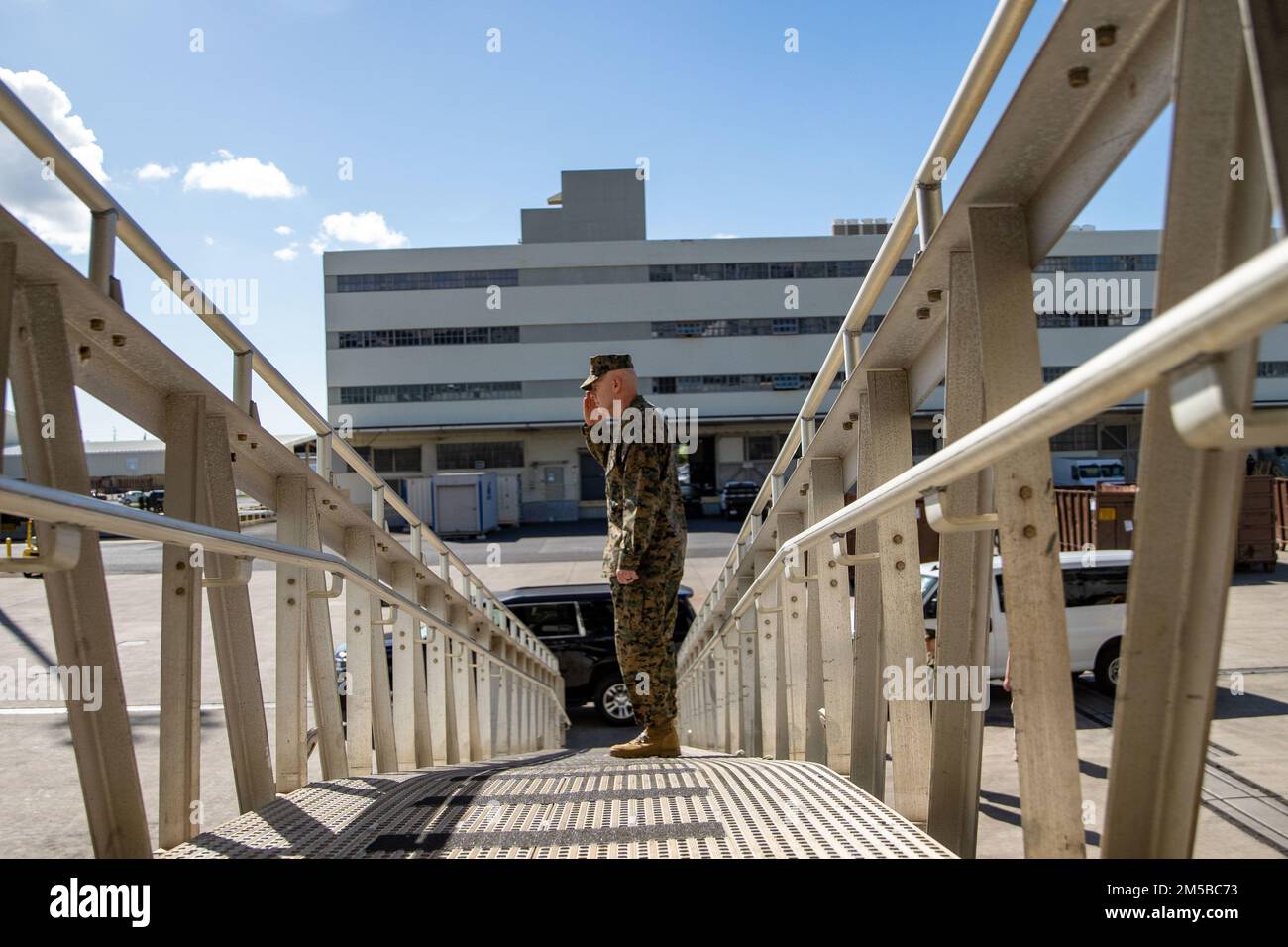 PEARL HARBOR (20 FEBBRAIO 2022) USA David Berger, il comandante del corpo dei Marine, saluta i colori a bordo della nave d'assalto anfibio di classe Wasp USS Essex (LHD 2), 20 febbraio 2022. I marinai e i marines dell'Essex Amphhibious Ready Group (ARG) e del 11th MEU visitano la base comune Pearl Harbor-Hickam mentre operano nella flotta degli Stati Uniti 3rd. Foto Stock