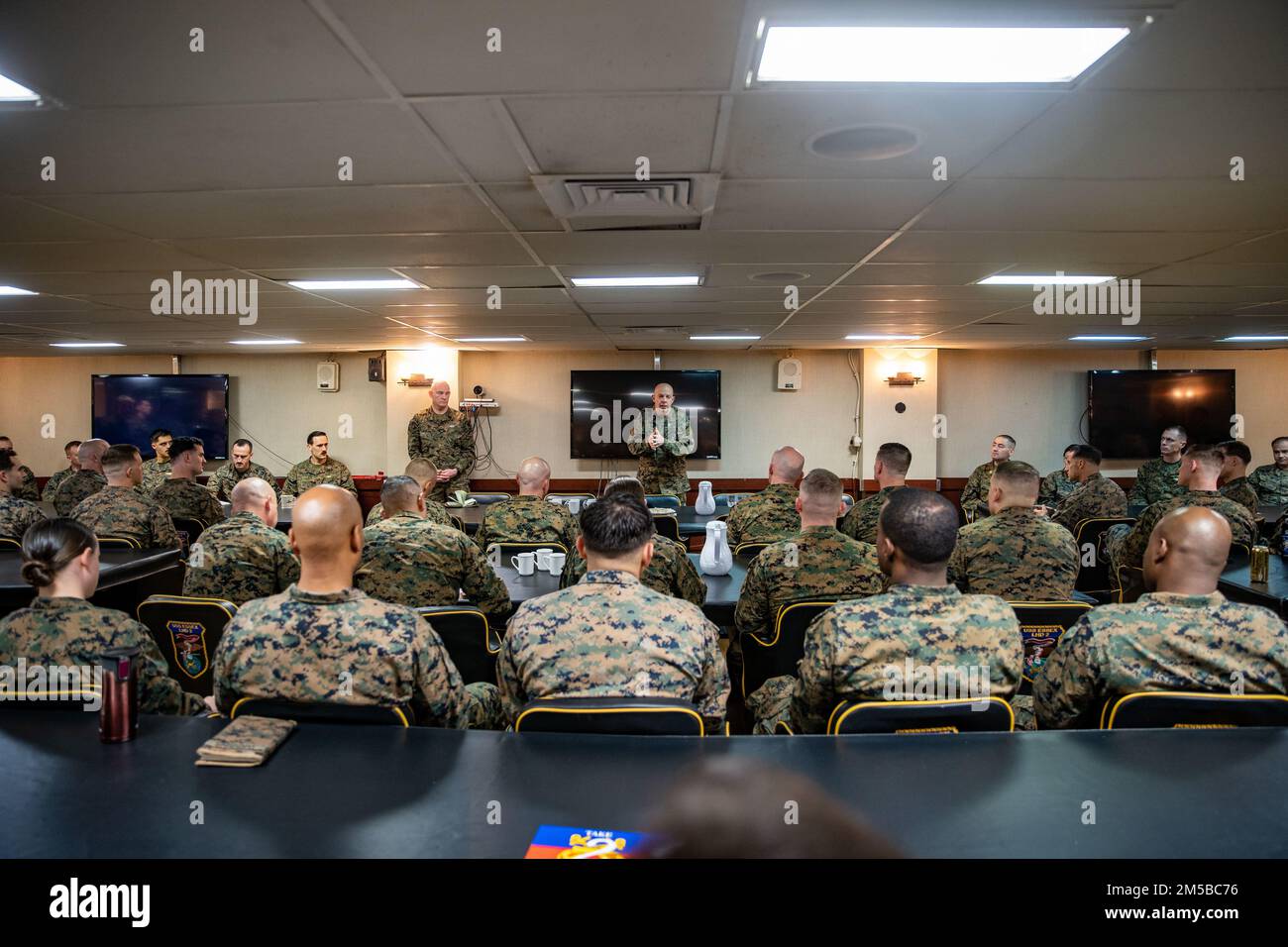 PEARL HARBOR (20 FEBBRAIO 2022) USA David Berger, a sinistra, il comandante del corpo Marino, Troy Black, il maggiore Sergente del corpo dei Marine, si rivolge a Marines e ai marinai con la 11th Marine Expeditionary Unit (MEU), durante una visita distinta a bordo della nave d'assalto anfibia di classe Wasp USS Essex (LHD 2), 20 febbraio 2022. I marinai e i marines dell'Essex Amphhibious Ready Group (ARG) e del 11th MEU visitano la base comune Pearl Harbor-Hickam mentre operano nella flotta degli Stati Uniti 3rd. Foto Stock