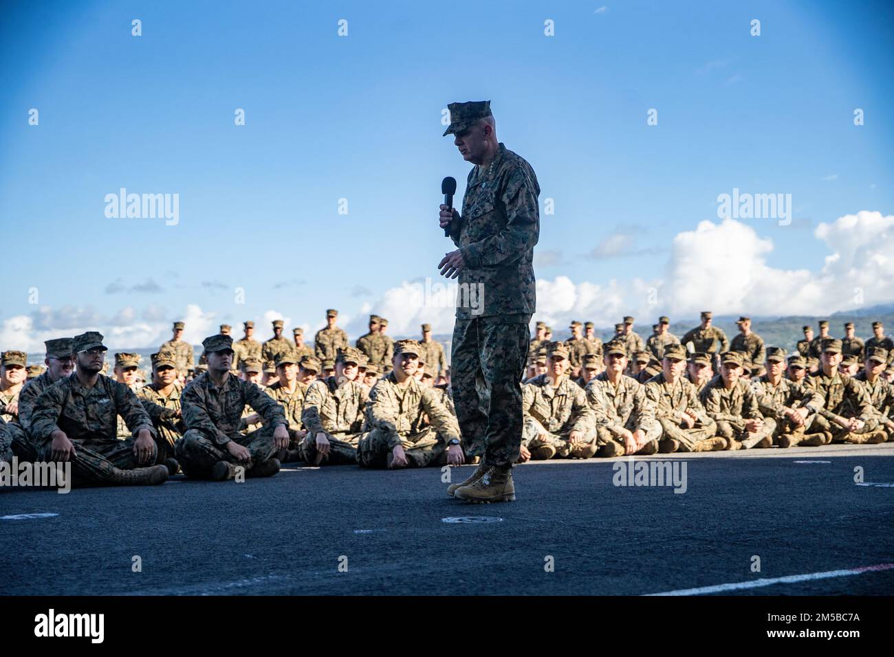 PEARL HARBOR (20 FEBBRAIO 2022) USA David Berger, il comandante del corpo dei Marine, parla a Marines e ai marinai con l'unità di spedizione marina (MEU) del 11th, durante una visita distinta a bordo della nave d'assalto anfibia di classe Wasp USS Essex (LHD 2), 20 febbraio 2022. I marinai e i marines dell'Essex Amphhibious Ready Group (ARG) e del 11th MEU visitano la base comune Pearl Harbor-Hickam mentre operano nella flotta degli Stati Uniti 3rd. Foto Stock