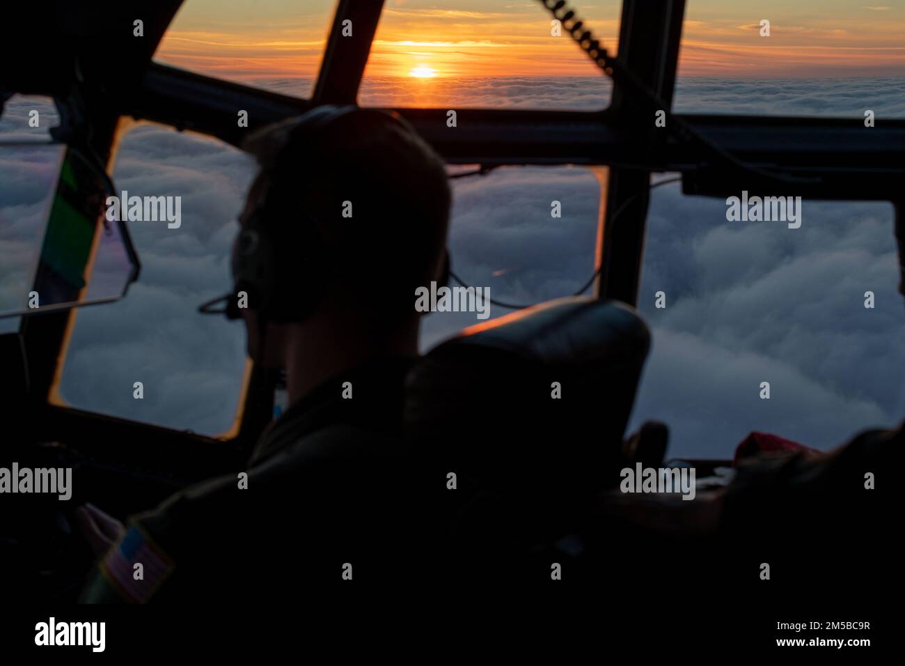 1st Lt. Nate Wordal, 53rd pilota di Squadron per la ricostruzione del tempo alla base dell'aeronautica di Keesler, signorina, guida un WC-130J Super Hercules durante una missione da Mather Air Field, California, 19 febbraio 2022. Il WRS 53rd sta trascorrendo 13 settimane da gennaio a marzo sulla costa occidentale a sostegno del programma di ricostruzione atmosferica del fiume Scripps Institution of Oceanography's Center for Western Weather and Water Extremes. Foto Stock