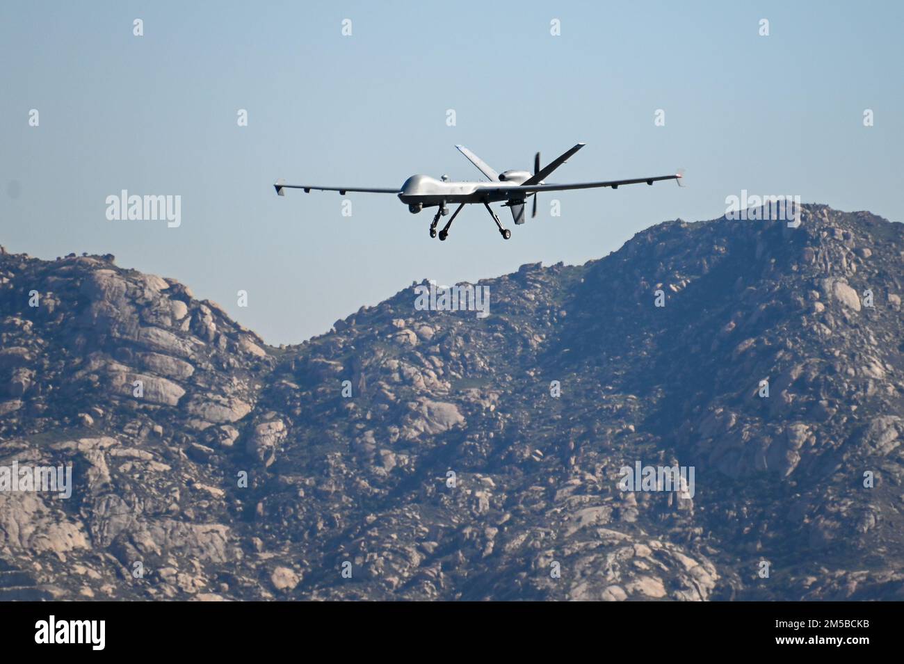 Un General Atomics mq-9 Reaper pratica atterraggi alla base della riserva aerea di marzo il venerdì 18 novembre 2022, nella valle di Moreno, California. (Dylan Stewart/immagine di Foto Stock