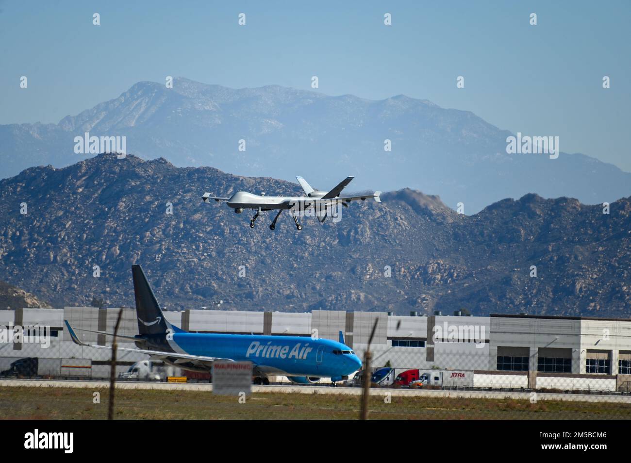 Un General Atomics mq-9 Reaper pratica atterraggi alla base della riserva aerea di marzo il venerdì 18 novembre 2022, nella valle di Moreno, California. (Dylan Stewart/immagine di Foto Stock