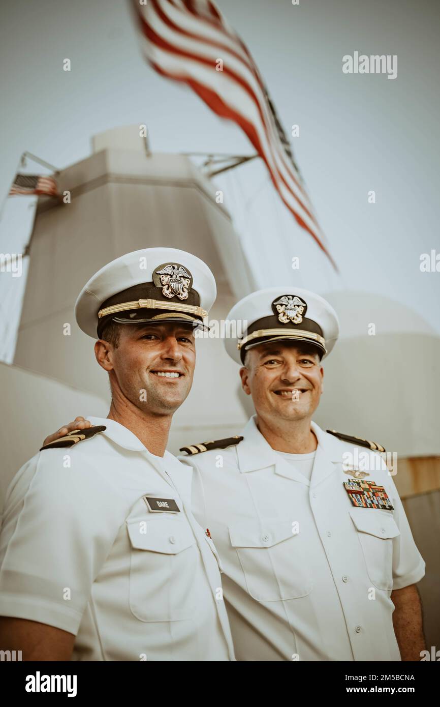 PEARL HARBOR, Hawaii (19 febbraio 2022) Stati Uniti Il Lt. Reese del Navy osano, a sinistra, un chirurgo di trauma, e il Lt. Ryan Krause, il cappellano di comando, entrambi assegnati a Combat Logistics Battalion 11, 11th Marine Expeditionary Unit (MEU), posare per una foto a bordo di un porto di trasporto anfibio USS Portland (LPD 27) mentre la nave entra in Pearl Harbor, Hawaii, febbraio 19. Marines e marinai dell'Essex Amphhibious Ready Group (ARG) e del 11th MEU visitano la base comune Pearl Harbor-Hickam mentre operano nella flotta degli Stati Uniti 3rd. Foto Stock