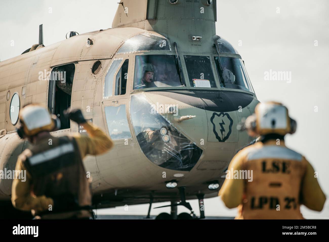 OCEANO PACIFICO (18 FEBBRAIO 2022) UN STATI UNITI Esercito CH-47F Chinook attaccato a 3rd battaglione, 25th reggimento dell'aviazione, 25th Brigata dell'aviazione di combattimento, siede sul ponte di volo del molo di trasporto anfibio USS Portland (LPD 27) mentre conduce le qualifiche di atterraggio del ponte, 18 febbraio. Marines e marinai della Marine Expeditionary Unit 11th e dell'Essex Amphhibious Ready Group stanno conducendo operazioni di routine nella U.S. 3rd Fleet. Foto Stock