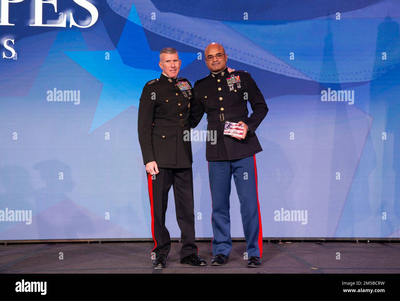 Il generale Eric Smith, assistente comandante del corpo dei Marine, presenta un premio al col. Quintin Jones, la Marina dell'anno, alla cerimonia di premiazione delle Stelle e delle strisce all'Omni Shoreham Hotel di Washington D.C., 18 febbraio 2022. Star e Stripes hanno tenuto la loro cerimonia di premiazione annuale 17th quest'anno in onore dei membri del servizio Black American. Foto Stock Il generale Eric Smith, assistente comandante del corpo dei Marine, presenta un premio al col. Quintin Jones, la Marina dell'anno, alla cerimonia di premiazione delle Stelle e delle strisce all'Omni Shoreham Hotel di Washington D.C., 18 febbraio 2022. Star e Stripes hanno tenuto la loro cerimonia di premiazione annuale 17th quest'anno in onore dei membri del servizio Black American. Foto Stock