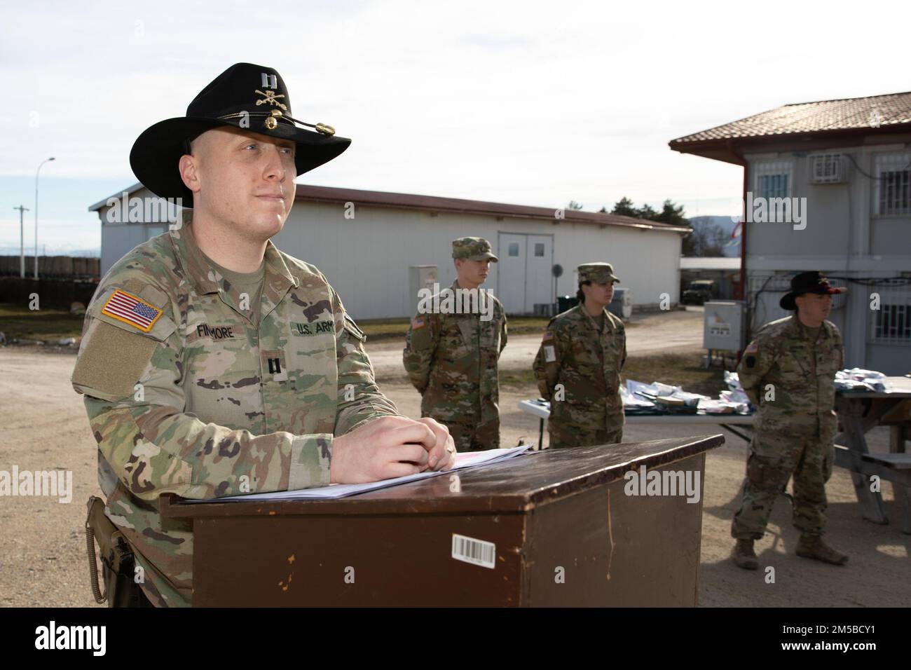 STATI UNITI Patrick Finamore, quartier generale, quartier generale, 1st Squadrone, 172nd Cavalleria reggimento (montagna), manovrare battaglioni, Kosovo Force 29 comando regionale-Est, partecipare alla cerimonia di fine del tour, Camp Novo Selo, Kosovo, 19 febbraio 2022. L'evento segna la fine di un anno di dispiegamento a sostegno del mantenimento della pace guidato dalla NATO, come previsto dalla risoluzione 1244 del Consiglio di sicurezza delle Nazioni Unite. (STATI UNITI Foto dell'esercito del personale Sgt. Barbara Pendl) Foto Stock