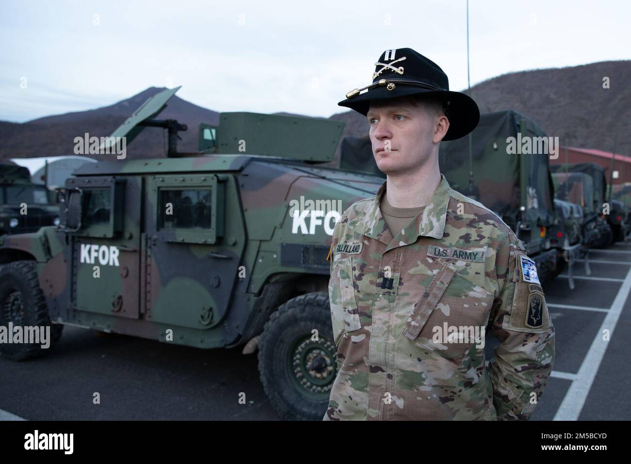 STATI UNITI Quentin Gillilland, comandante, truppa Bravo, 1st Squadrone, 172nd Cavalleria Regiment (montagna), Battaglione di manovra, Kossovo Force 29 Regional Command-East, partecipa alla cerimonia di fine del tour a Camp Nothing Hill, Kosovo, 19 febbraio 2022. L'evento segna la fine di un anno di dispiegamento a sostegno del mantenimento della pace guidato dalla NATO, come previsto dalla risoluzione 1244 del Consiglio di sicurezza delle Nazioni Unite. (STATI UNITI Foto dell'esercito del personale Sgt. Barbara Pendl) Foto Stock