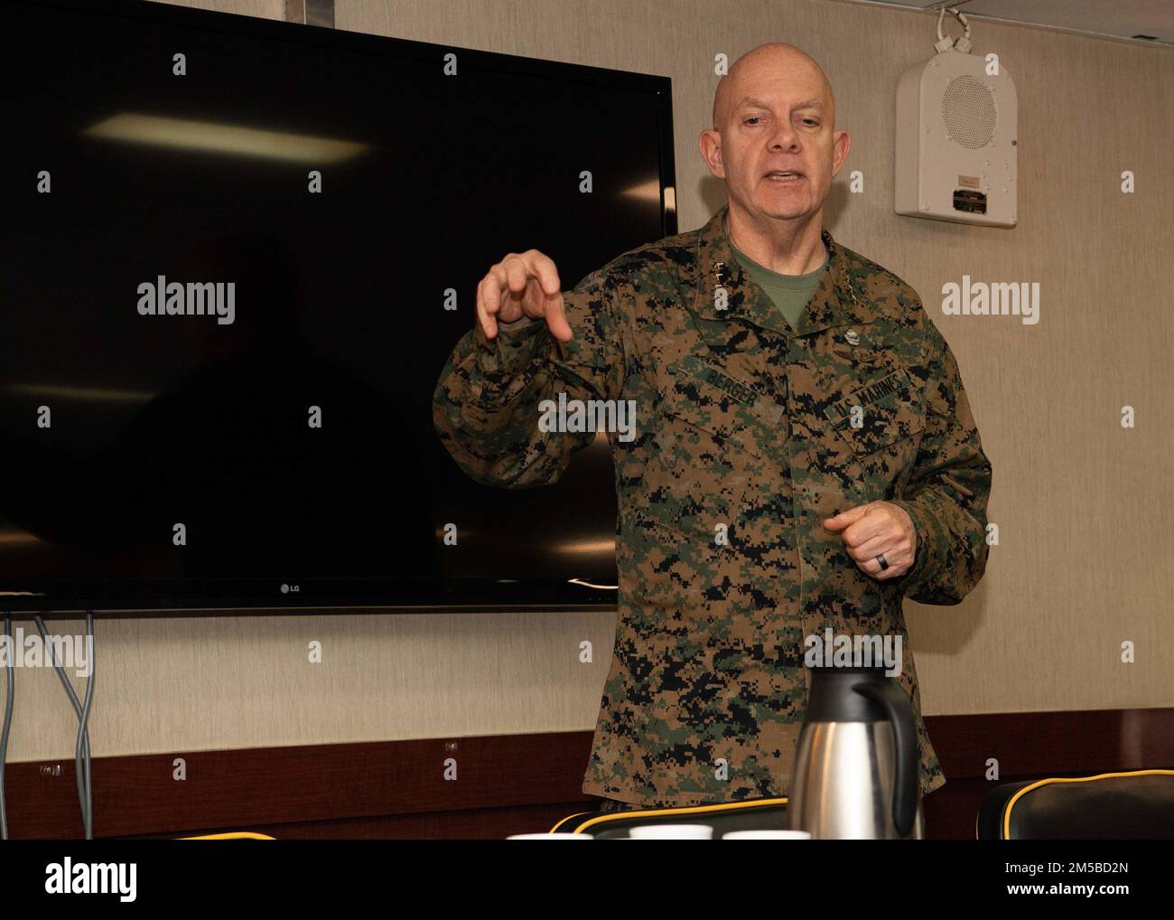 OCEANO PACIFICO (19 FEBBRAIO 2022) STATI UNITI David Berger, Comandante del corpo Marino, parla con gli ufficiali marini assegnati alla 11th Marine Expeditionary Unit (MEU) a bordo di una nave d'assalto anfibia USS Essex (LHD 2), 19 febbraio 2022. Marinai e marines dell'Essex Amphhibious Ready Group (ARG) e 11th MEU in visita alla base comune Pearl Harbor-Hickam mentre opera nella flotta degli Stati Uniti 3rd. Foto Stock