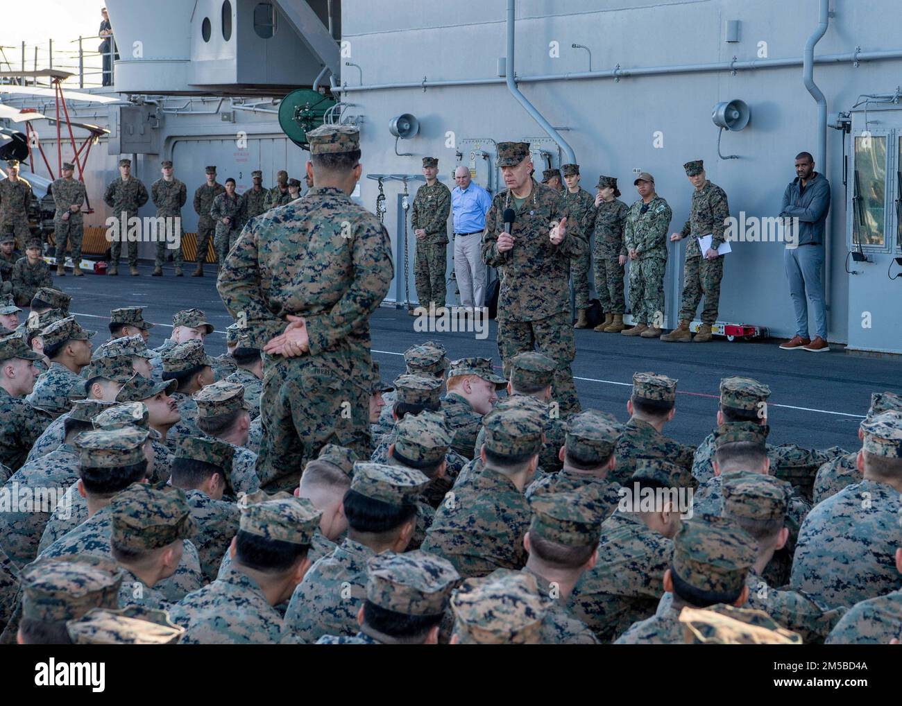 BASE COMUNE PEARL HARBOR-HICKAM (19 FEBBRAIO 2022) USA David Berger, comandante del corpo dei Marine, parla ai Marines assegnati alla 11th Marine Expeditionary Unit (MEU) a bordo di una nave d'assalto anfibia USS Essex (LHD 2), 19 febbraio 2022. Marinai e marines dell'Essex Amphhibious Ready Group (ARG) e 11th MEU in visita alla base comune Pearl Harbor-Hickam mentre opera nella flotta degli Stati Uniti 3rd. Foto Stock