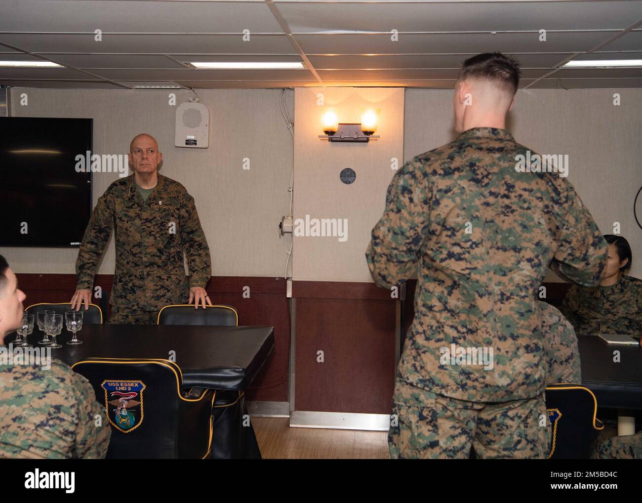 OCEANO PACIFICO (19 FEBBRAIO 2022) STATI UNITI David Berger, Comandante del corpo Marino, parla con gli ufficiali marini assegnati alla 11th Marine Expeditionary Unit (MEU) a bordo di una nave d'assalto anfibia USS Essex (LHD 2), 19 febbraio 2022. Marinai e marines dell'Essex Amphhibious Ready Group (ARG) e 11th MEU in visita alla base comune Pearl Harbor-Hickam mentre opera nella flotta degli Stati Uniti 3rd. Foto Stock