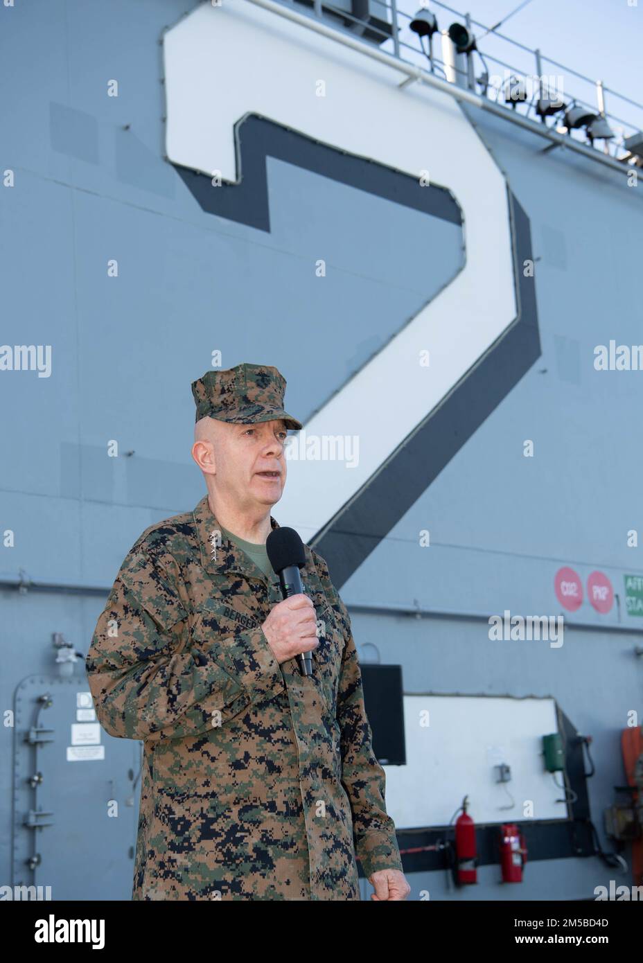 BASE COMUNE PEARL HARBOR-HICKAM (19 FEBBRAIO 2022) USA David Berger, comandante del corpo dei Marine, parla ai Marines assegnati alla 11th Marine Expeditionary Unit (MEU) a bordo di una nave d'assalto anfibia USS Essex (LHD 2), 19 febbraio 2022. Marinai e marines dell'Essex Amphhibious Ready Group (ARG) e 11th MEU in visita alla base comune Pearl Harbor-Hickam mentre opera nella flotta degli Stati Uniti 3rd. Foto Stock