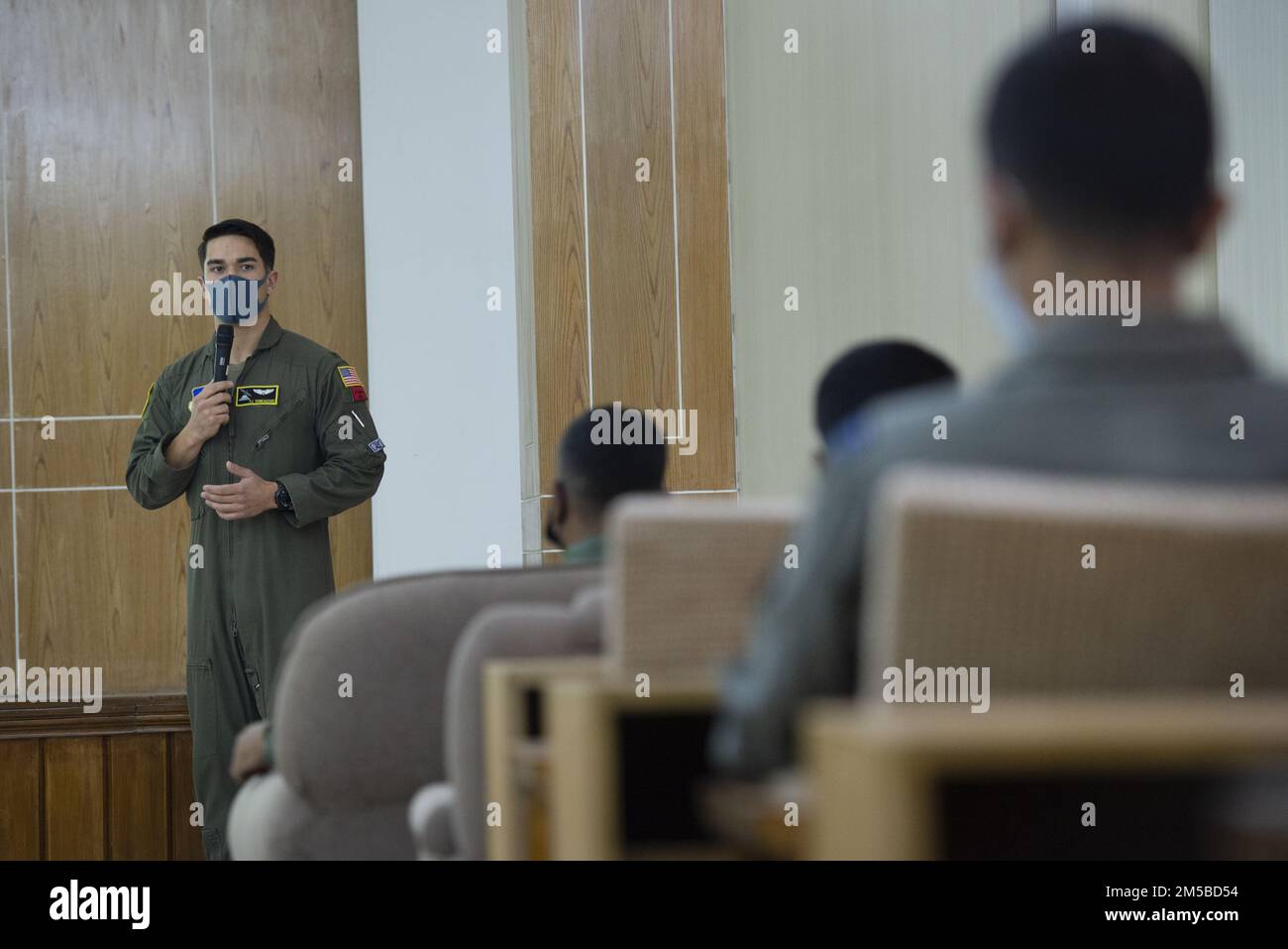 STATI UNITI Air Force 1st Lt. TJ Yonkauske, 36th Expeditionary Airlift Squadron C-130J Super Hercules pilota, briefing Bangladesh Air Force (BAF) equipaggio sulla gestione delle risorse dell'equipaggio durante un evento di scambio di materia come parte dell'esercizio Cope South 2022, 19 febbraio 2022, alla base BAF Bangabandhu, Bangladesh. Nel corso della manifestazione PMI sono state inoltre discusse le migliori pratiche in materia di volo di basso livello, nomenclatura delle attrezzature di volo per l'equipaggio e capacità degli aeromobili C-130J Super Hercules. Exercise Cope South è un esercizio bilaterale di sollevamento aereo tattico sponsorizzato dalle forze aeree del Pacifico, progettato per migliorare l'interoperabilità Foto Stock