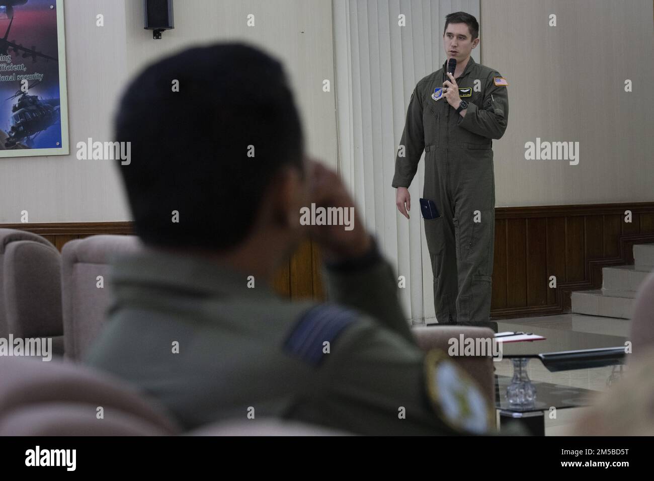 STATI UNITI Air Force 1st Lt. Michael Hetland, 36th Expeditionary Airlift Squadron C-130J Super Hercules pilota, briefing Bangladesh Air Force (BAF) equipaggio sulle capacità C-130 durante un evento di scambio di materia come parte dell'esercizio Cope South 2022, 19 febbraio 2022, alla base BAF Bangabandhu, Bangladesh. Nel corso della manifestazione PMI sono state inoltre discusse le migliori prassi in materia di volo di basso livello, nomenclatura delle attrezzature di volo e gestione delle risorse dell'equipaggio. Exercise Cope South è un esercizio bilaterale di sollevamento aereo tattico sponsorizzato dalle forze aeree del Pacifico, progettato per migliorare l'interoperabilità tra gli Stati Uniti Aria Foto Stock