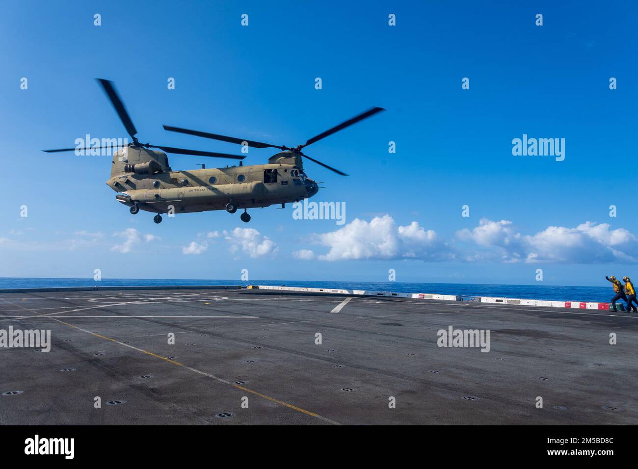 220218-N-VQ947-2139 OCEANO PACIFICO (18 febbraio 2022) — un elicottero di trasporto medio dell'esercito CH-47F Chinook collegato alla Brigata dell'aviazione di combattimento 25th decollerà dal ponte di volo del molo di trasporto anfibio di classe San Antonio USS Portland (LPD 27), 18 febbraio 2022. Marinai e marines dell'Essex Amphhibious Ready Group (ARG) e dell'unità marittima di spedizione 11th (MEU) stanno conducendo operazioni di routine nella flotta degli Stati Uniti 3rd. Foto Stock