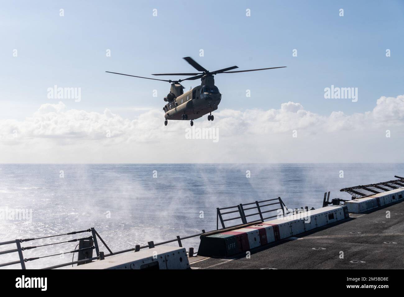 220218-N-VQ947-2112 OCEANO PACIFICO (18 febbraio 2022) — un elicottero di trasporto medio dell'esercito CH-47F Chinook collegato alla Brigata dell'aviazione di combattimento del 25th atterra sul ponte di volo del molo di trasporto anfibio di classe San Antonio USS Portland (LPD 27), 18 febbraio 2022. Marinai e marines dell'Essex Amphhibious Ready Group (ARG) e dell'unità marittima di spedizione 11th (MEU) stanno conducendo operazioni di routine nella flotta degli Stati Uniti 3rd. Foto Stock