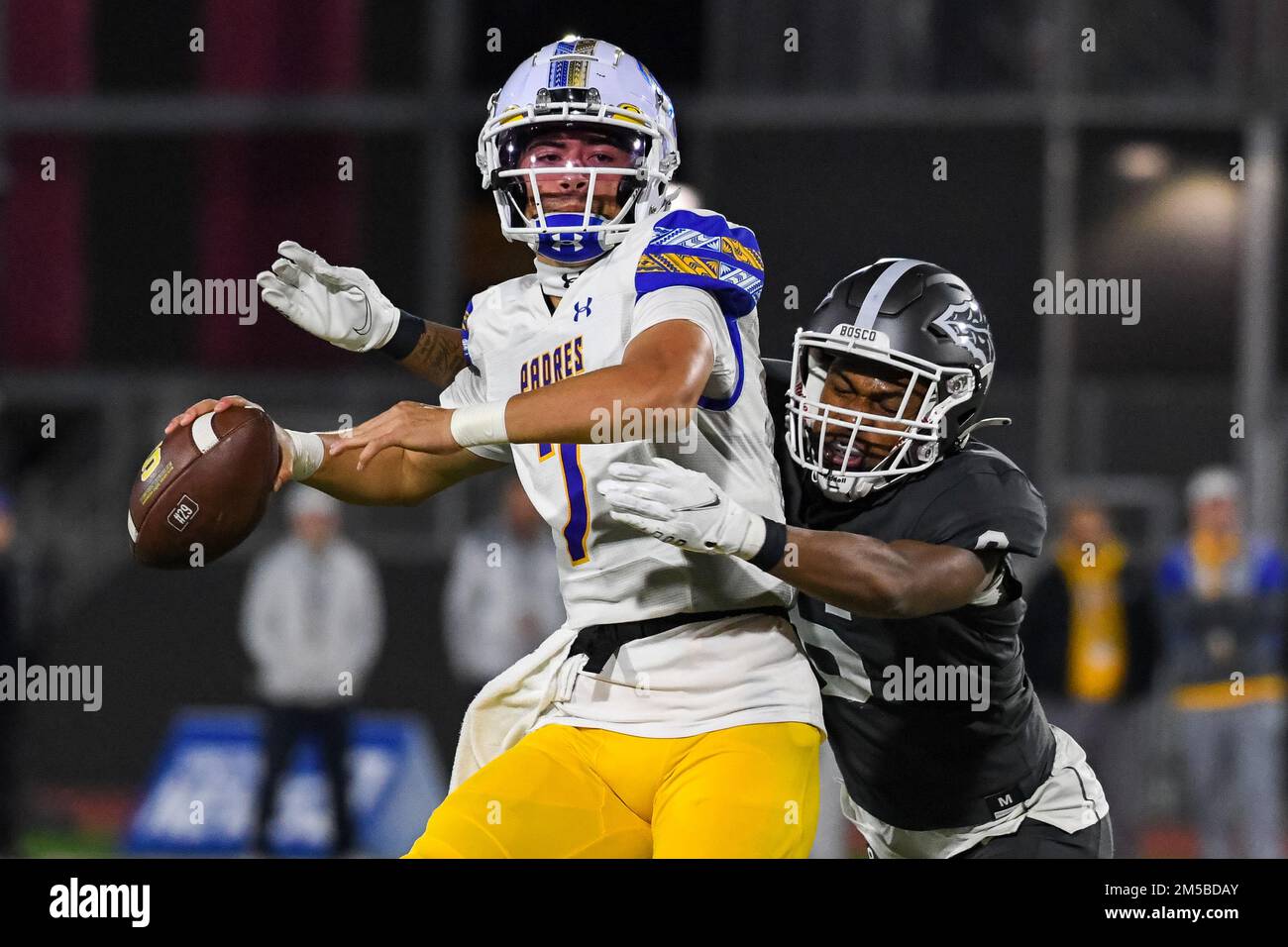 Serra Padres quarterback Maealiuaki Smith (7) durante il CIF Open Division High School Football state Championship game 2022 Sabato, 10 Dicembre 2022 i Foto Stock