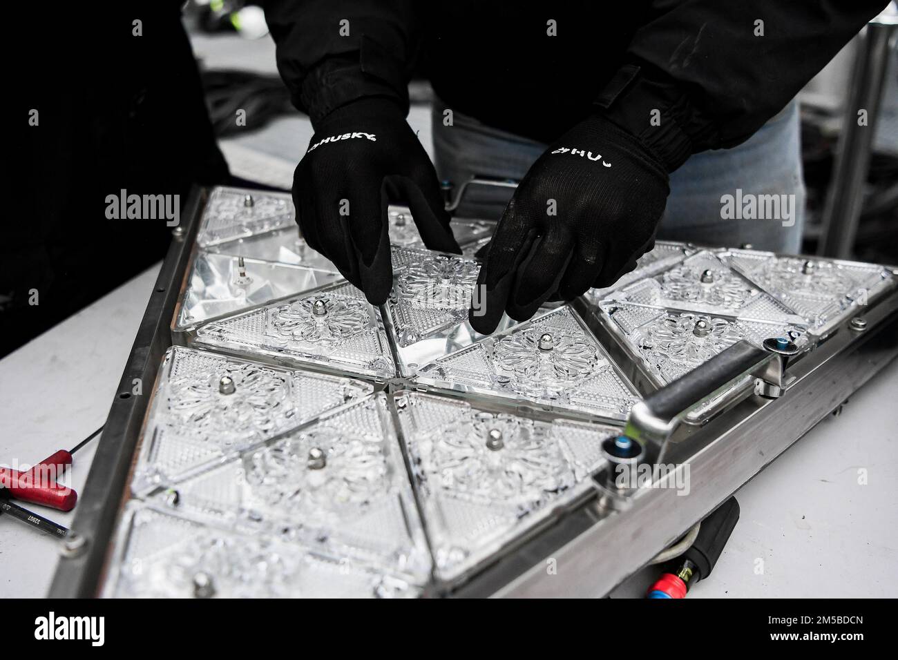 (221227) -- NEW YORK, 27 dicembre 2022 (Xinhua) -- Un pezzo di cristallo è messo in un modello più grande durante il Crystal Times Square New Year's Ball Assembly sul tetto di One Times Square, New York, Stati Uniti, il 27 dicembre 2022. Come parte della tradizione annuale, la sostituzione di alcuni dei triangoli Waterford Crystal del 2.688 sulla palla di Capodanno di Times Square è iniziata martedì. La palla, di 12 piedi di diametro e di 11.875 libbre di peso, inizierà la sua discesa alle ore 11:59 del 31 dicembre, iniziando il conto alla rovescia degli ultimi secondi dell'anno e celebrando l'inizio di un nuovo anno, al Foto Stock