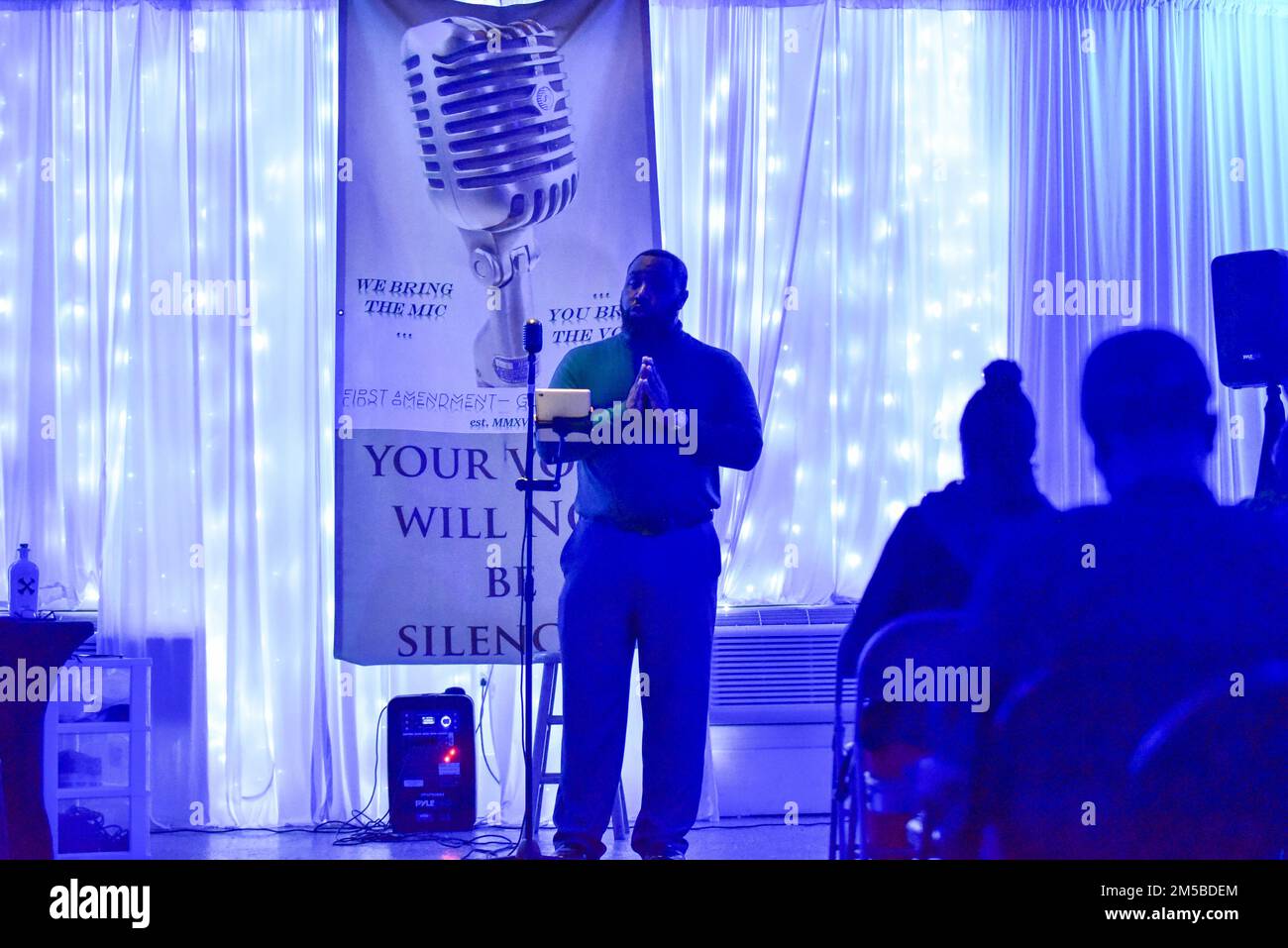 SID Wade, fondatore di First Amendment-Goldsboro, recita una poesia durante il microfono aperto del comitato per il patrimonio afroamericano di Seymour Johnson a Goldsboro, North Carolina, 19 febbraio 2022. L'AAHC ospita più eventi durante tutto il mese in onore del mese della storia nera. Foto Stock