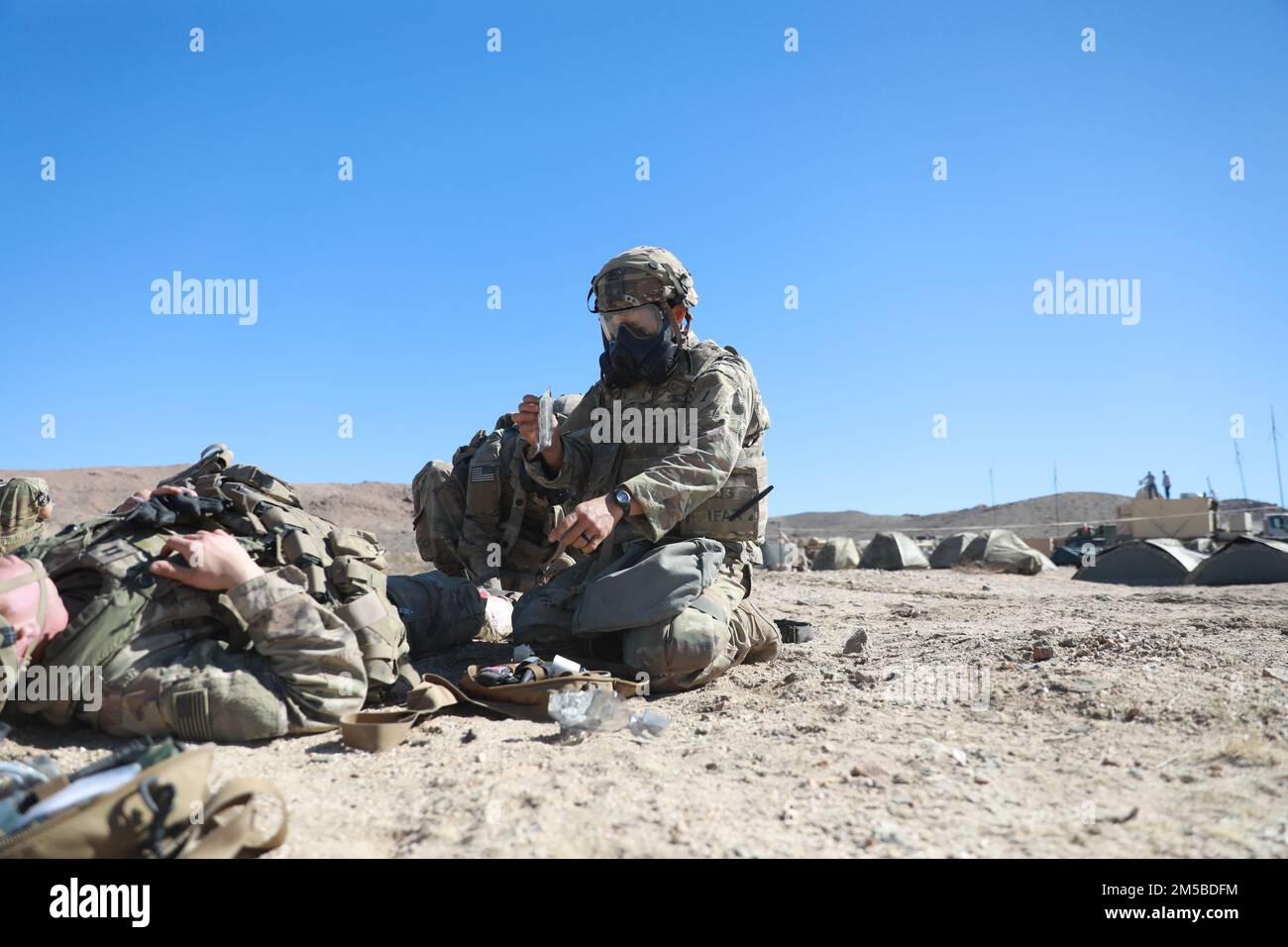 La squadra di combattimento della Brigata Armorata 2nd si è incontrata con il "Dottor Doom" durante la rotazione del National Training Center (22-04) Foto Stock