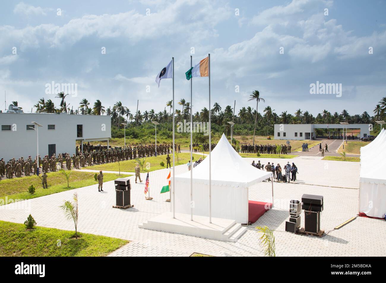 Il partecipante al flintlock si Côte in formazione durante la cerimonia di apertura di Flintlock 2022 vicino Abidjan, in Costa d'Avorio, il 19 febbraio 2022. Quest'anno Flintlock è ospitato dalla Côte d'Avorio. L'esercizio è volto a rafforzare la capacità delle principali nazioni partner della regione di contrastare organizzazioni estremiste violente, collaborare oltre i confini e fornire sicurezza alla loro gente. (Foto di SSG Andrea Salgado Rivera) Foto Stock