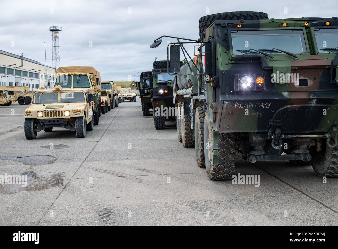 I Troopers con la Brigata di cavalleria 1st Air lavano i loro veicoli in preparazione ad un esercizio di addestramento per Atlantic Resolve il 20 febbraio 2022. Foto Stock