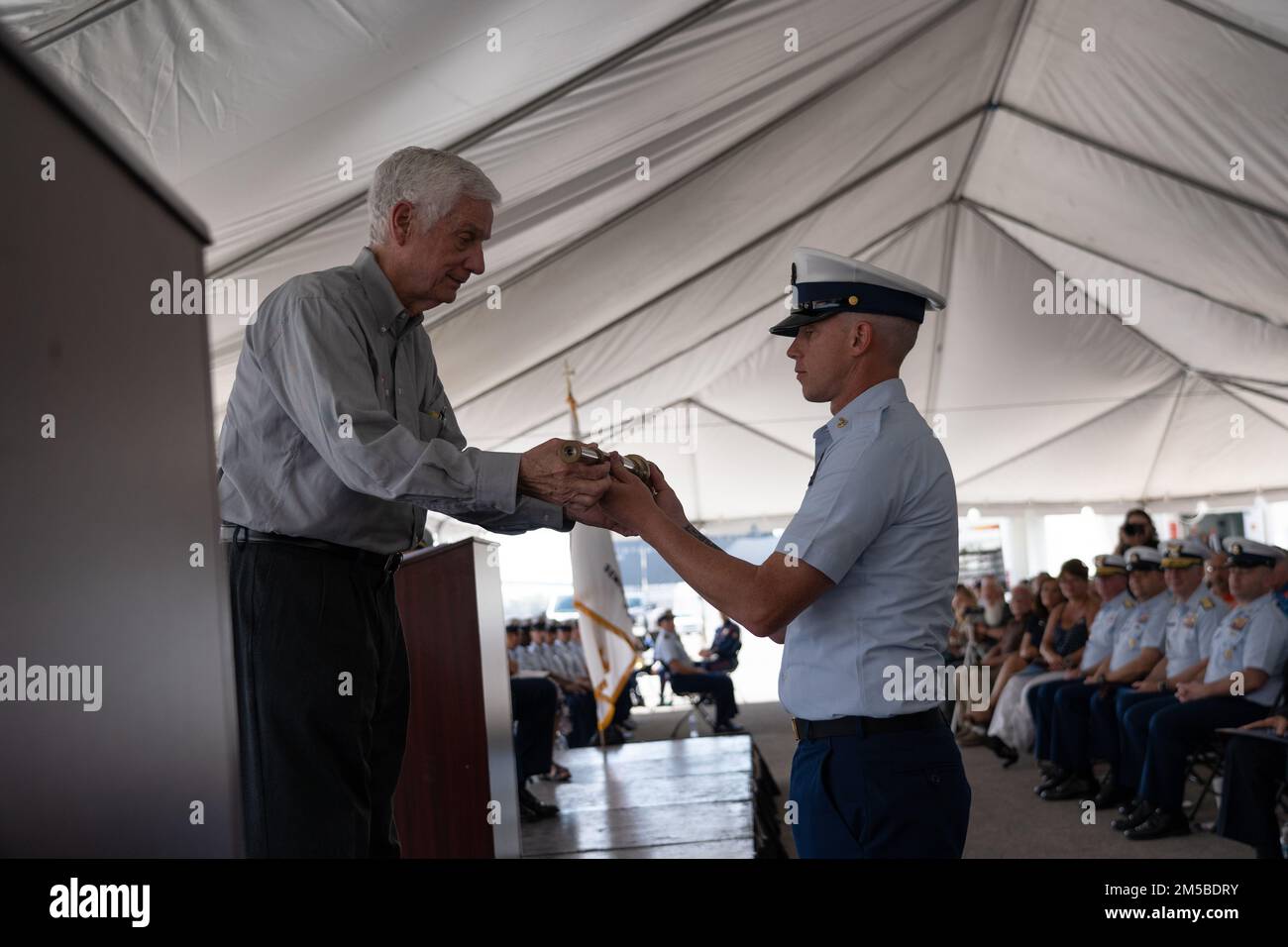 Il vetro lungo viene presentato al Sig. Michael Scheuerman durante la cerimonia di commissioning del Cutter della Guardia Costiera John Scheuerman a Tampa, Florida, 23 febbraio 2022. Il John Scheuerman è il tagliatore a risposta rapida di classe Sentinel 46th e il quinto dei sei FRC a Manama, Bahrain, che sostituirà le vecchie barche di pattuglia di classe isolana da 110’. Foto Stock