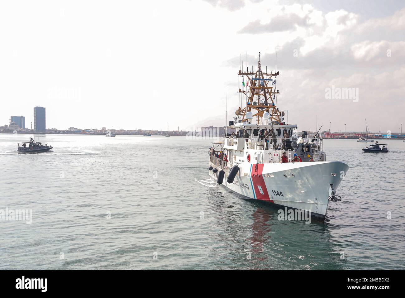 PORTO DI GIBUTI, Gibuti (20 febbraio 2022) Stati Uniti Il taglierino della Guardia Costiera a risposta rapida Glen Harris (WPC 1144) transita nel porto di Gibuti prima di una visita al porto programmata, il 20 febbraio. Glen Harris è dislocata nell'area operativa della flotta statunitense 5th per garantire la sicurezza marittima e la stabilità nella regione del Medio Oriente. Foto Stock