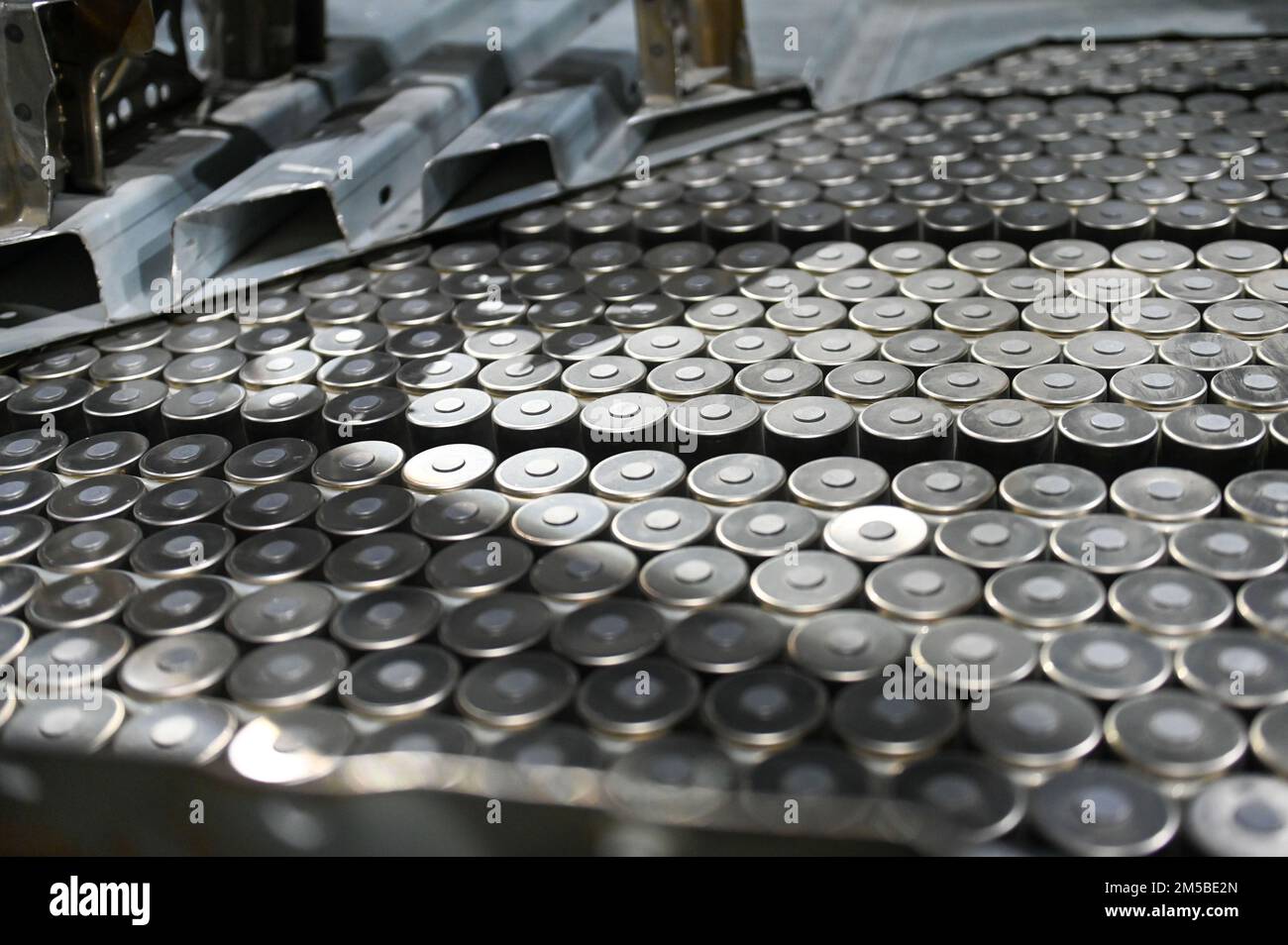 Vista dettagliata della batteria Tesla 4680 per il modello Y di Tesla  esposta martedì, dicembre, alla mostra "Inside Tesla" del Petersen  Automotive Museum Foto stock - Alamy