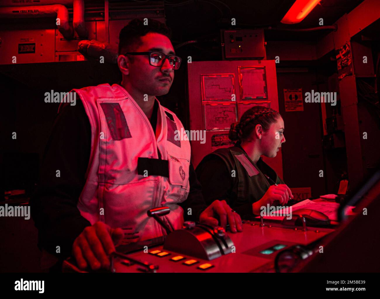 220220-N-EI119-1152 OCEANO ATLANTICO (20 febbraio 2022) Aviation Machinist’s Mate 1st Class Mark Salinas, a sinistra, e Airman Alexandra Mccoy azionano il pannello di controllo di un motore a reazione F414 a bordo della portaerei USS George H. W. Bush (CVN 77) durante Tailored Ship’s Training Availability/Final Evaluation Problem (TSTA/FEP), 20 febbraio 2022. TSTA/FEP è un'evoluzione della formazione multifase progettata per fornire all'equipaggio una solida base di competenza operativa a livello di unità e per migliorare la capacità della nave di autoaddestrarsi. GHWB opera nell'Oceano Atlantico a sostegno delle operazioni navali per la manutenzione di mari Foto Stock